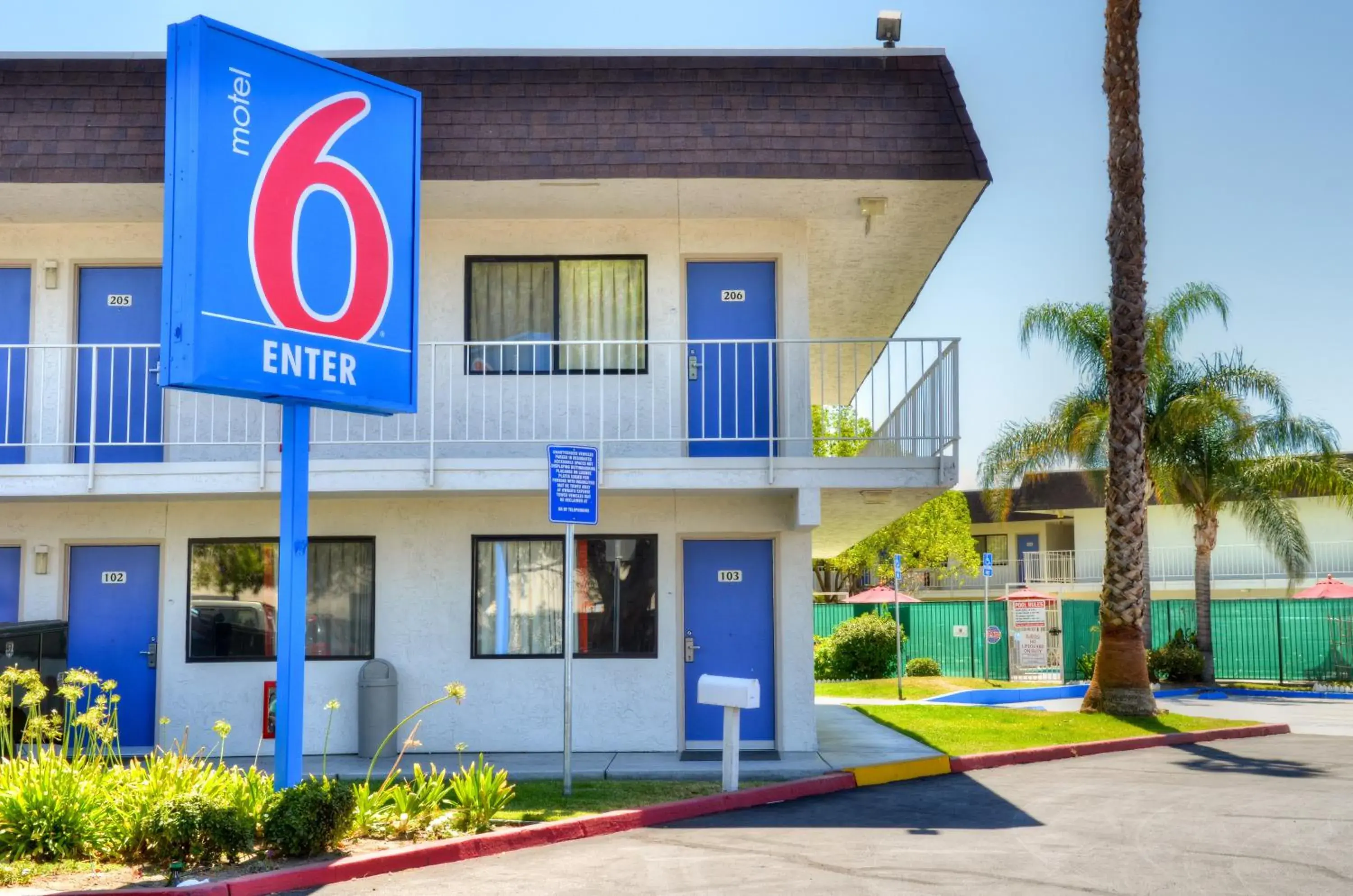 Facade/entrance, Property Building in Motel 6 Santa Nella, CA - Los Banos - Interstate 5
