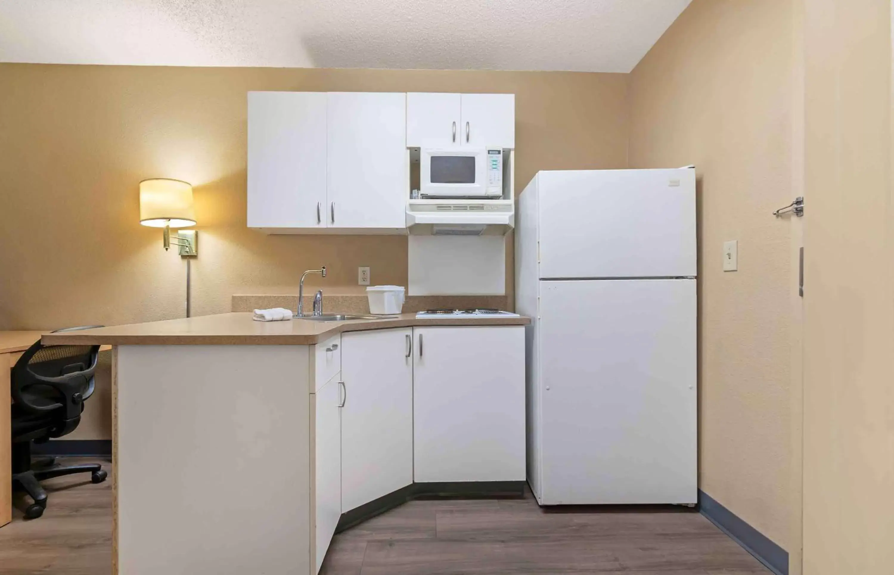 Bedroom, Kitchen/Kitchenette in Extended Stay America Suites - Kansas City - Overland Park - Quivira Rd