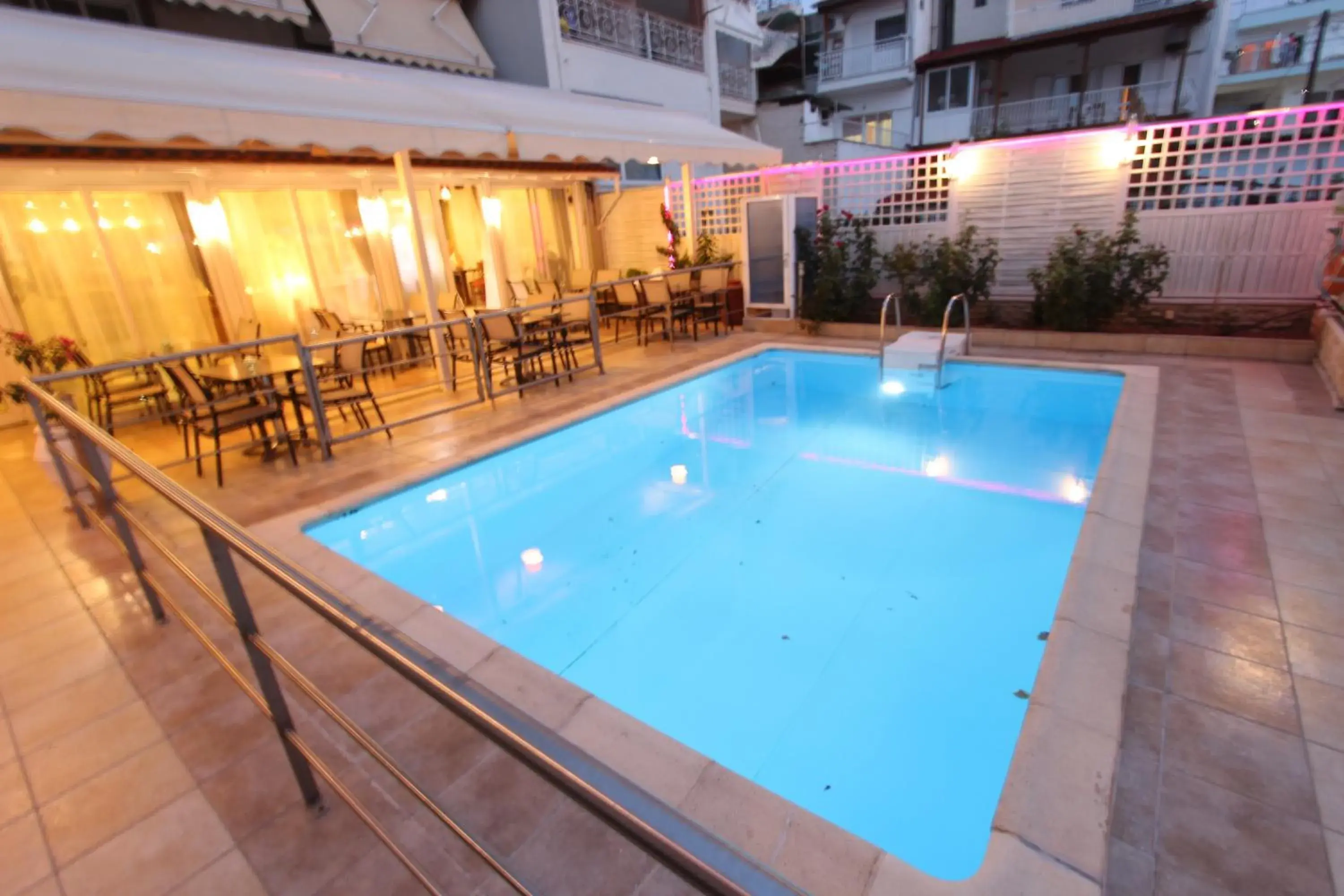 Restaurant/places to eat, Swimming Pool in Hotel Mallas