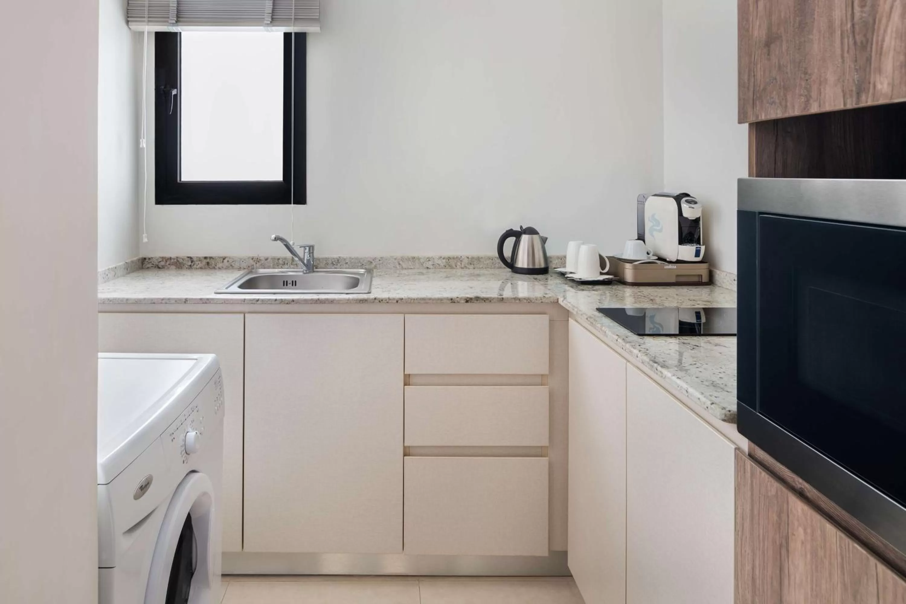 Coffee/tea facilities in Radisson Blu Hotel & Resort, Al Ain