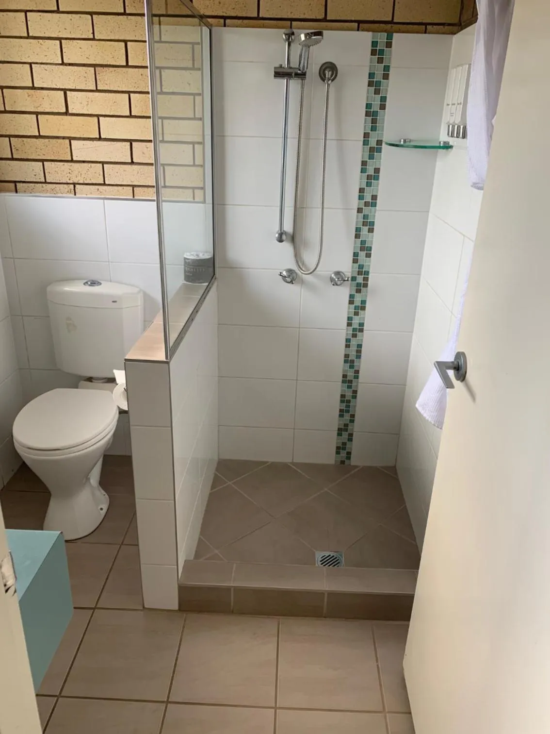 Shower in Bridge Street Motor Inn