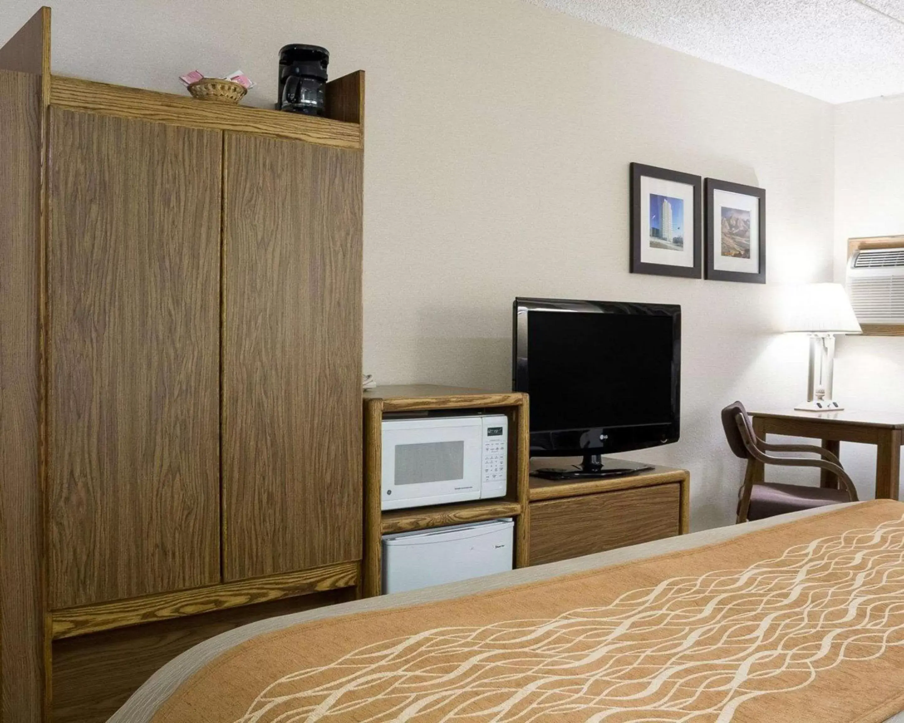 Photo of the whole room, TV/Entertainment Center in Quality Inn Bismarck