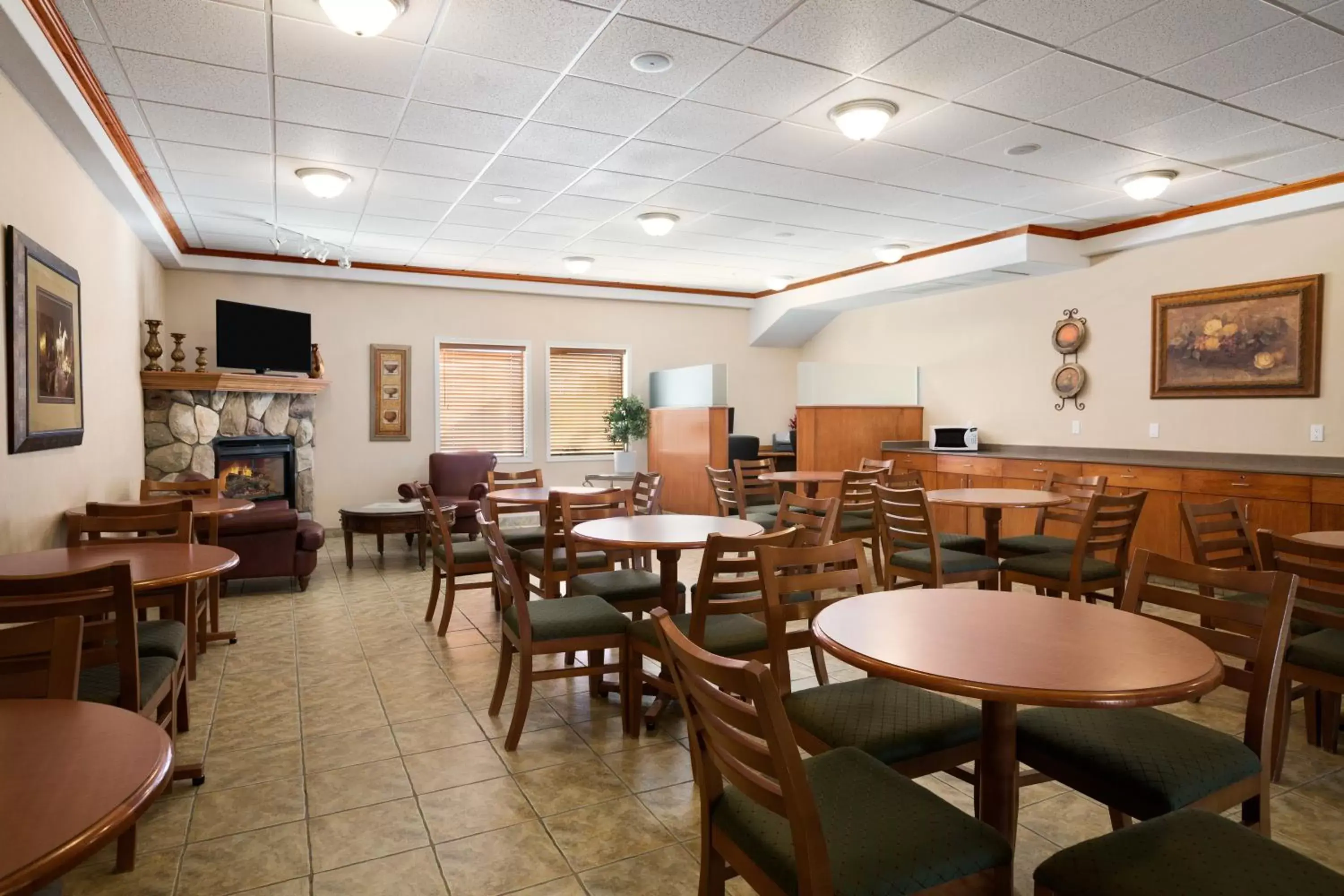 Dining area, Restaurant/Places to Eat in Ramada by Wyndham Clairmont/Grande Prairie