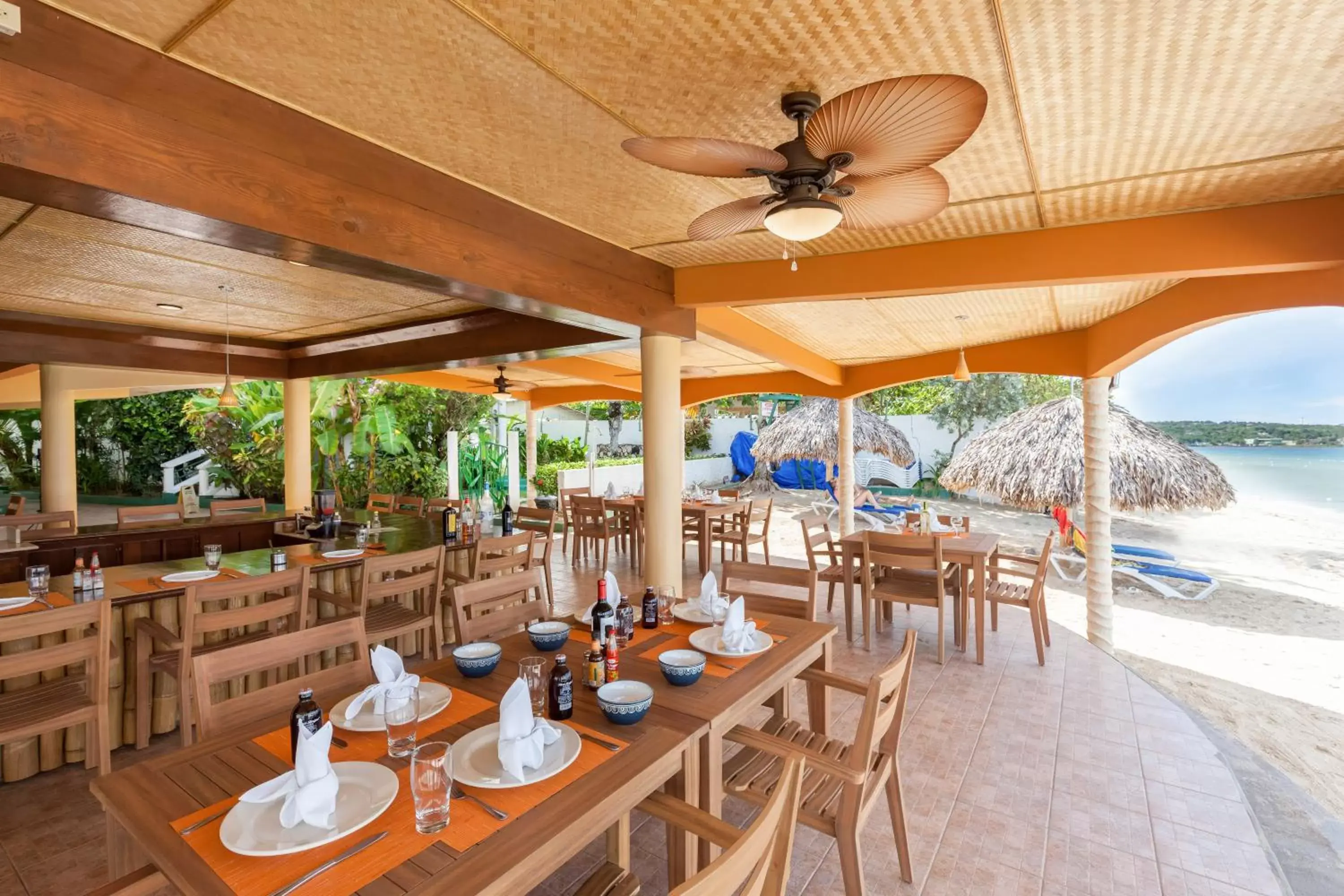 Restaurant/Places to Eat in Beach House Condos, Negril