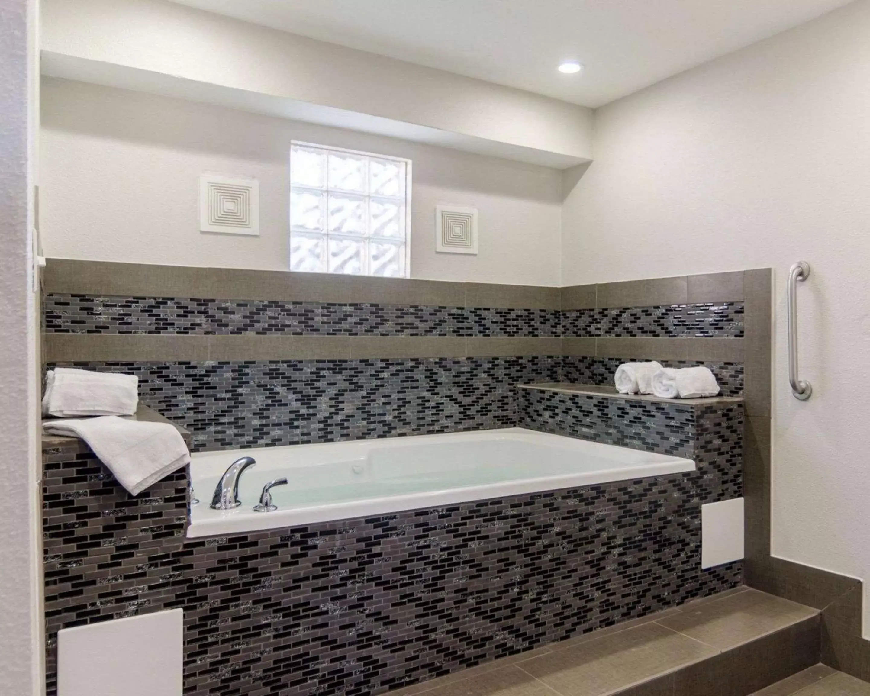 Bedroom, Bathroom in Econo Lodge Russellville I-40