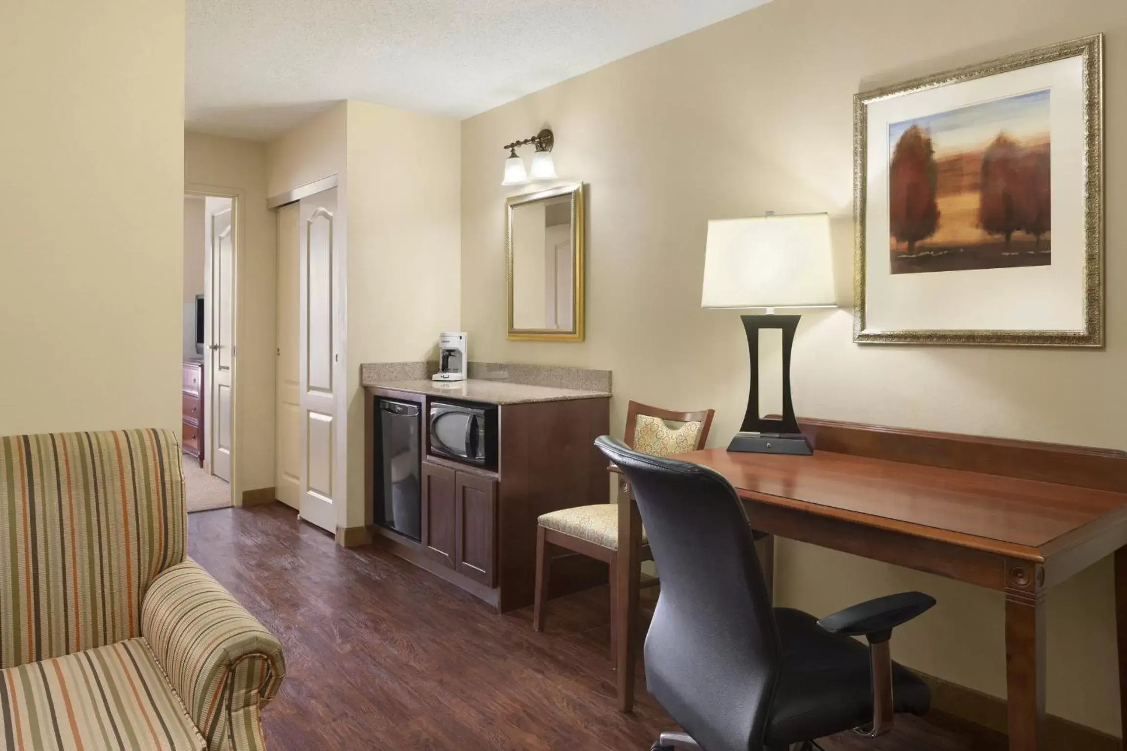 Seating area, TV/Entertainment Center in Country Inn & Suites by Radisson, Baltimore North, MD