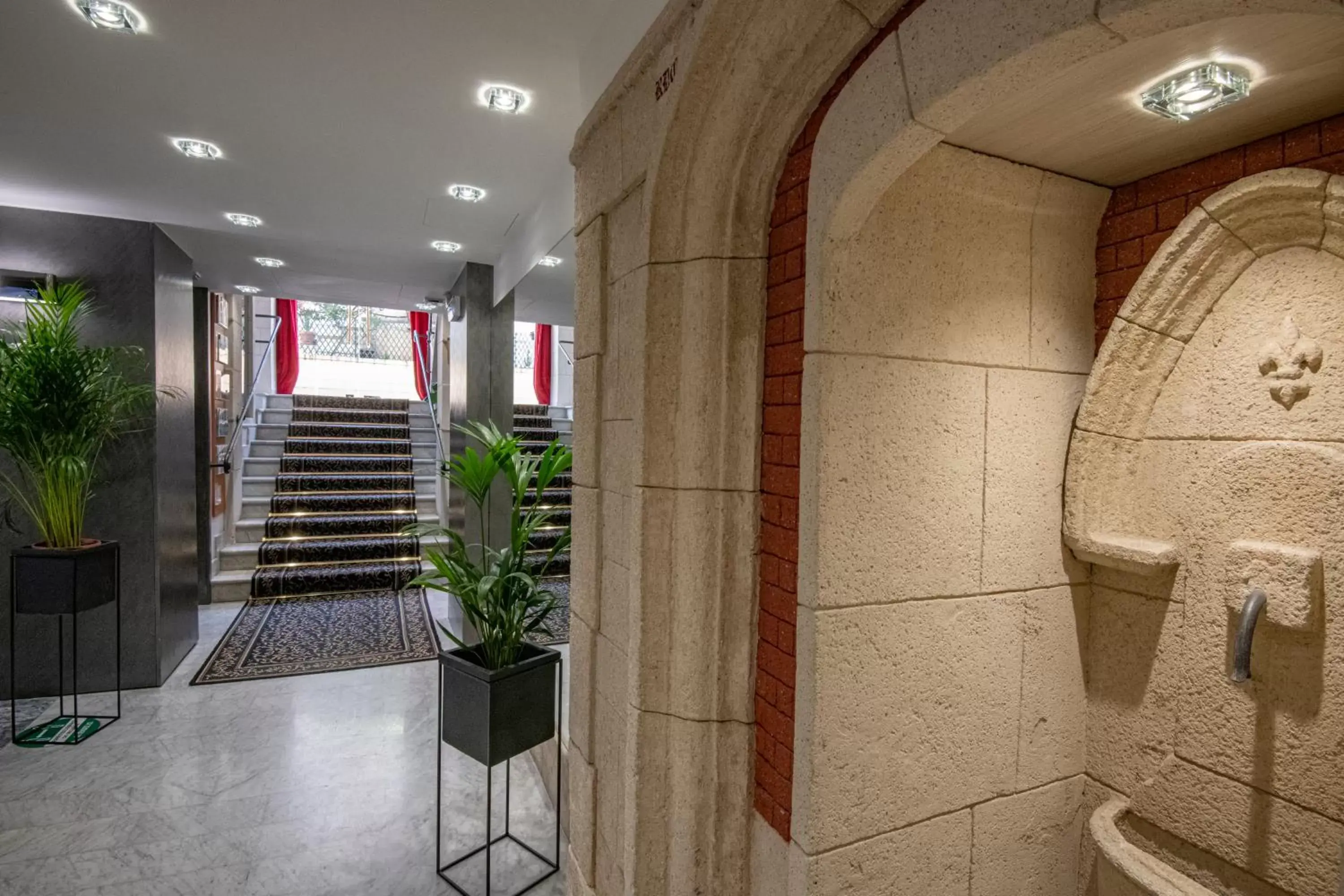 Facade/entrance, Bathroom in GOLDEN TULIP CANNES HOTEL de PARIS