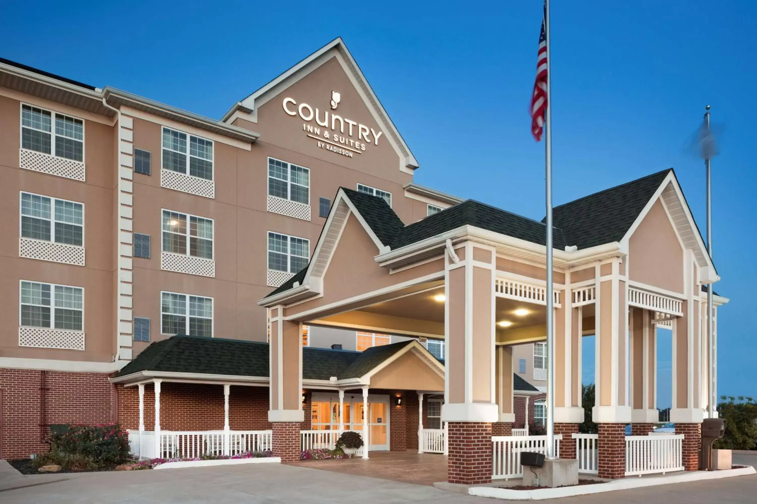 Property building in Country Inn & Suites by Radisson, Bowling Green, KY