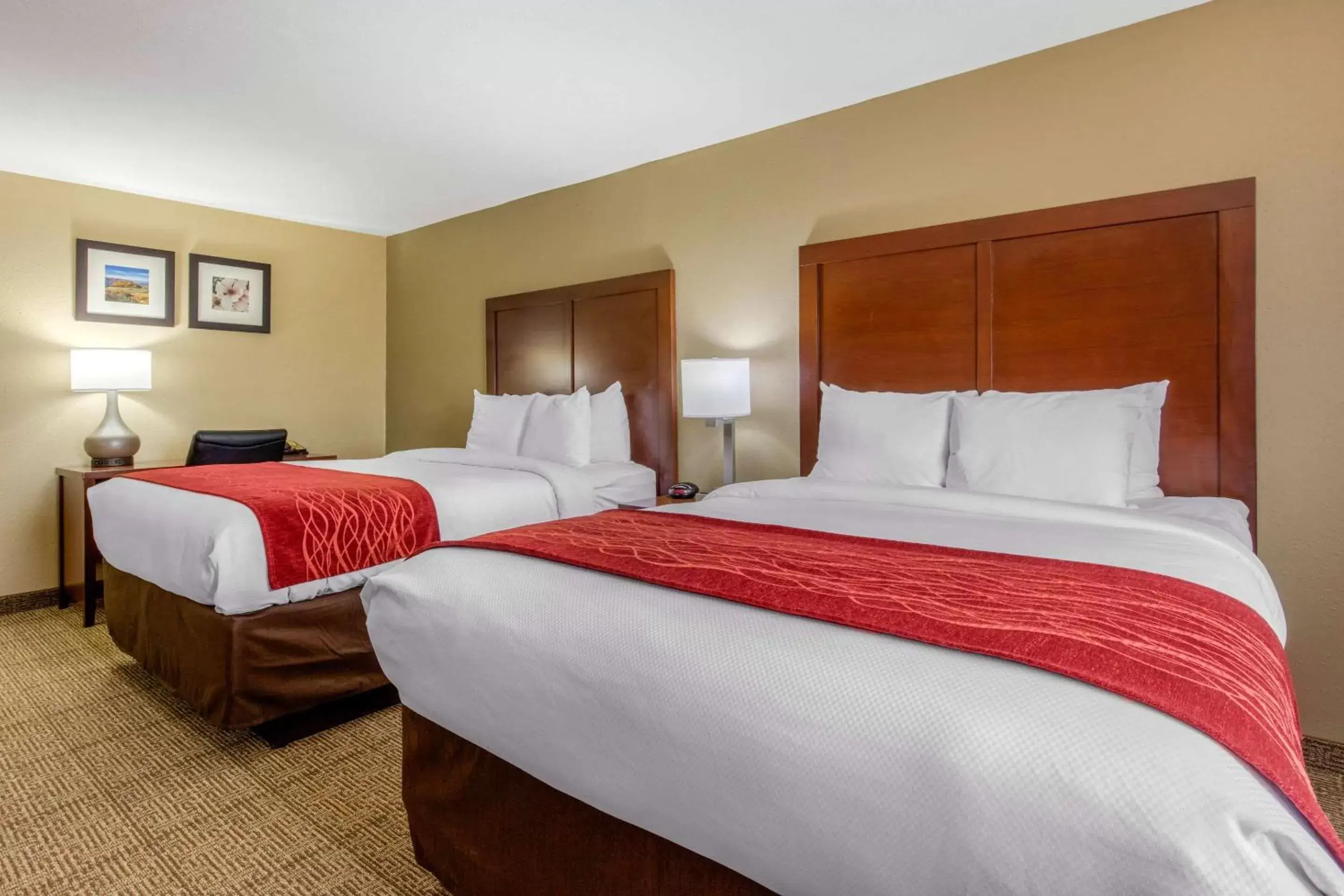 Photo of the whole room, Bed in Comfort Inn & Suites