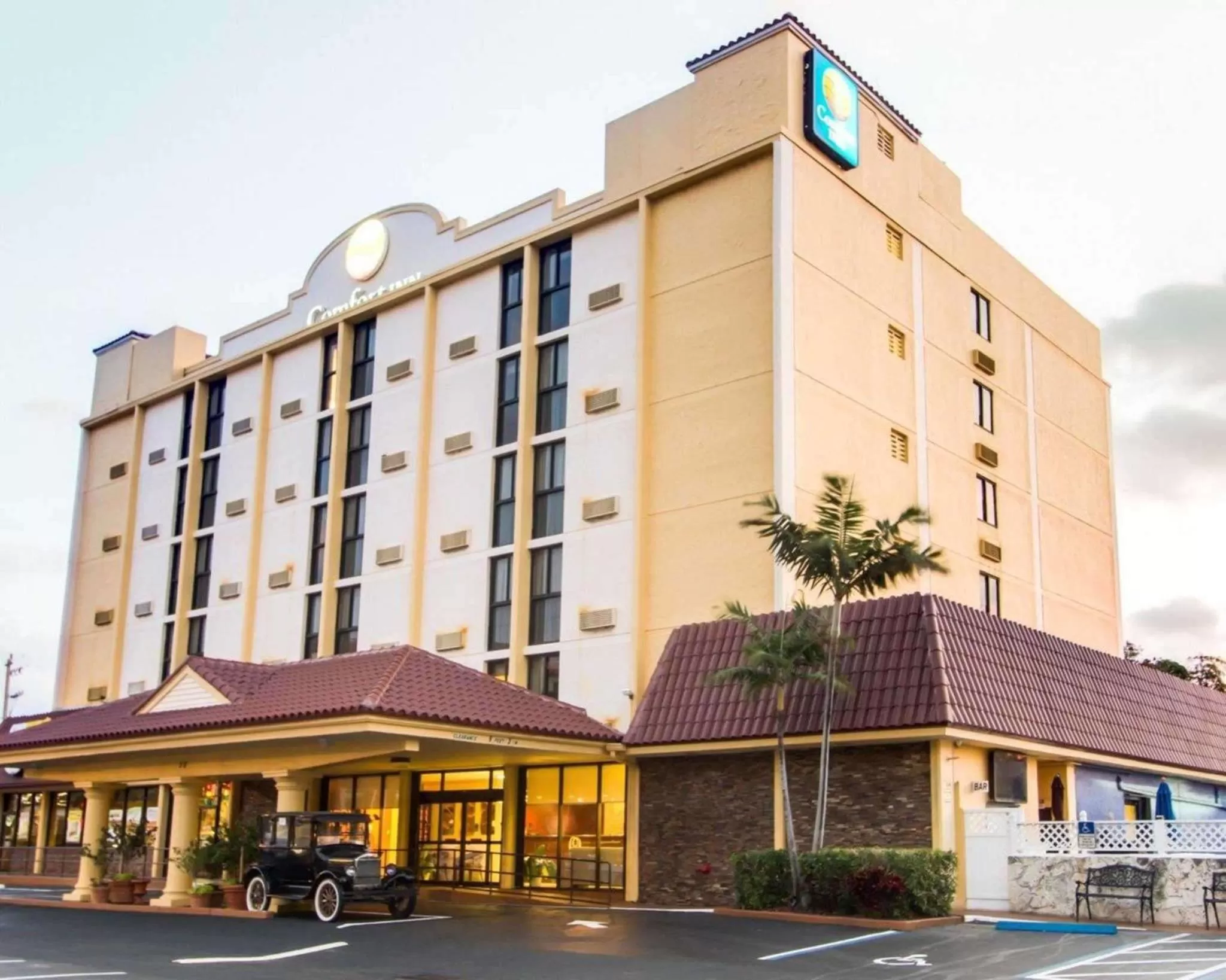 Property building in Comfort Inn Oceanside Deerfield Beach