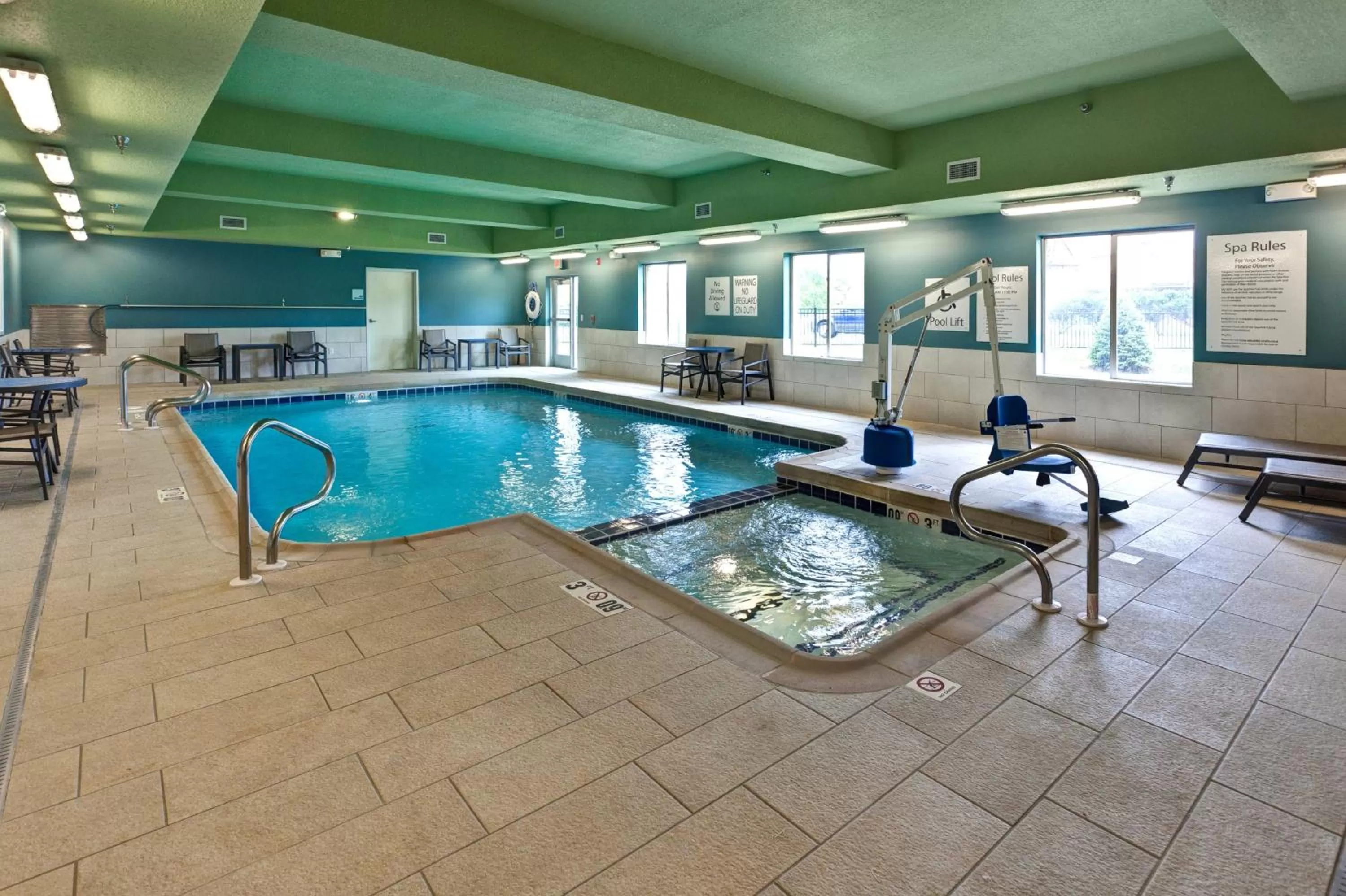 Swimming pool in Holiday Inn Express & Suites Manhattan by IHG