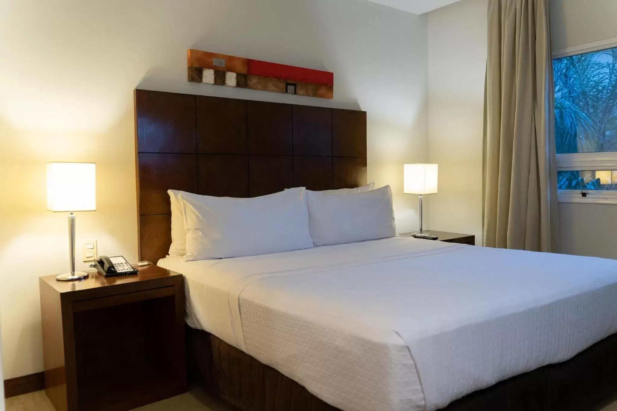 Photo of the whole room, Bed in Crowne Plaza Asunción, an IHG Hotel