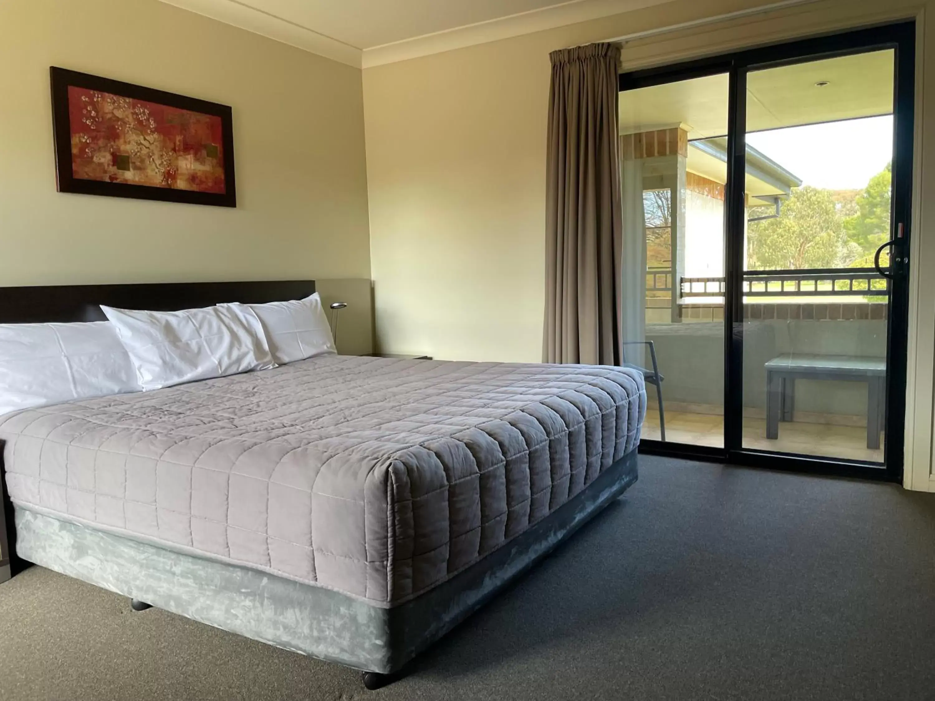 Bed in Cootamundra Heritage Motel & Apartments