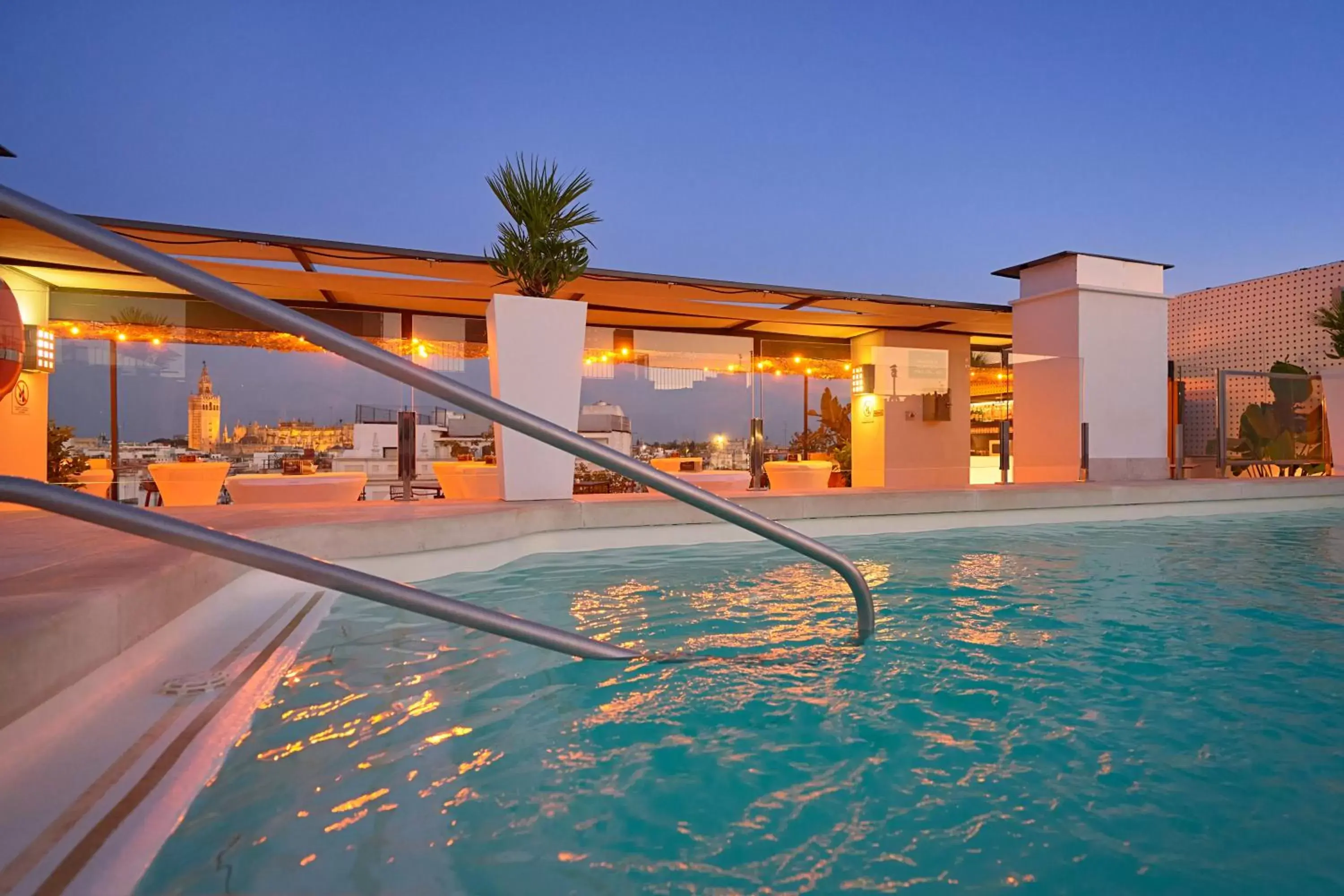 Swimming Pool in Hotel Bécquer