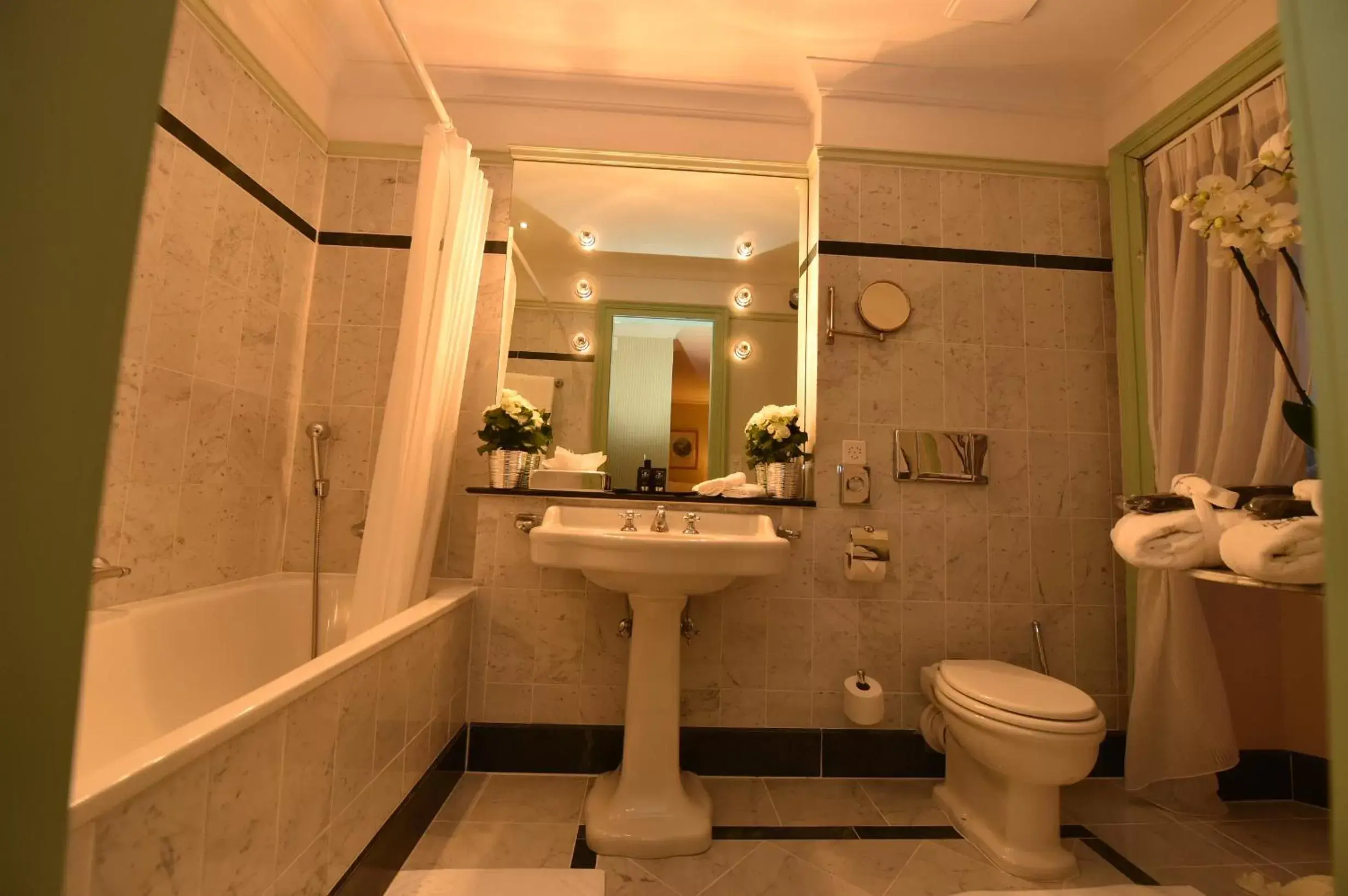 Bathroom in Grand Hôtel du Golf & Palace