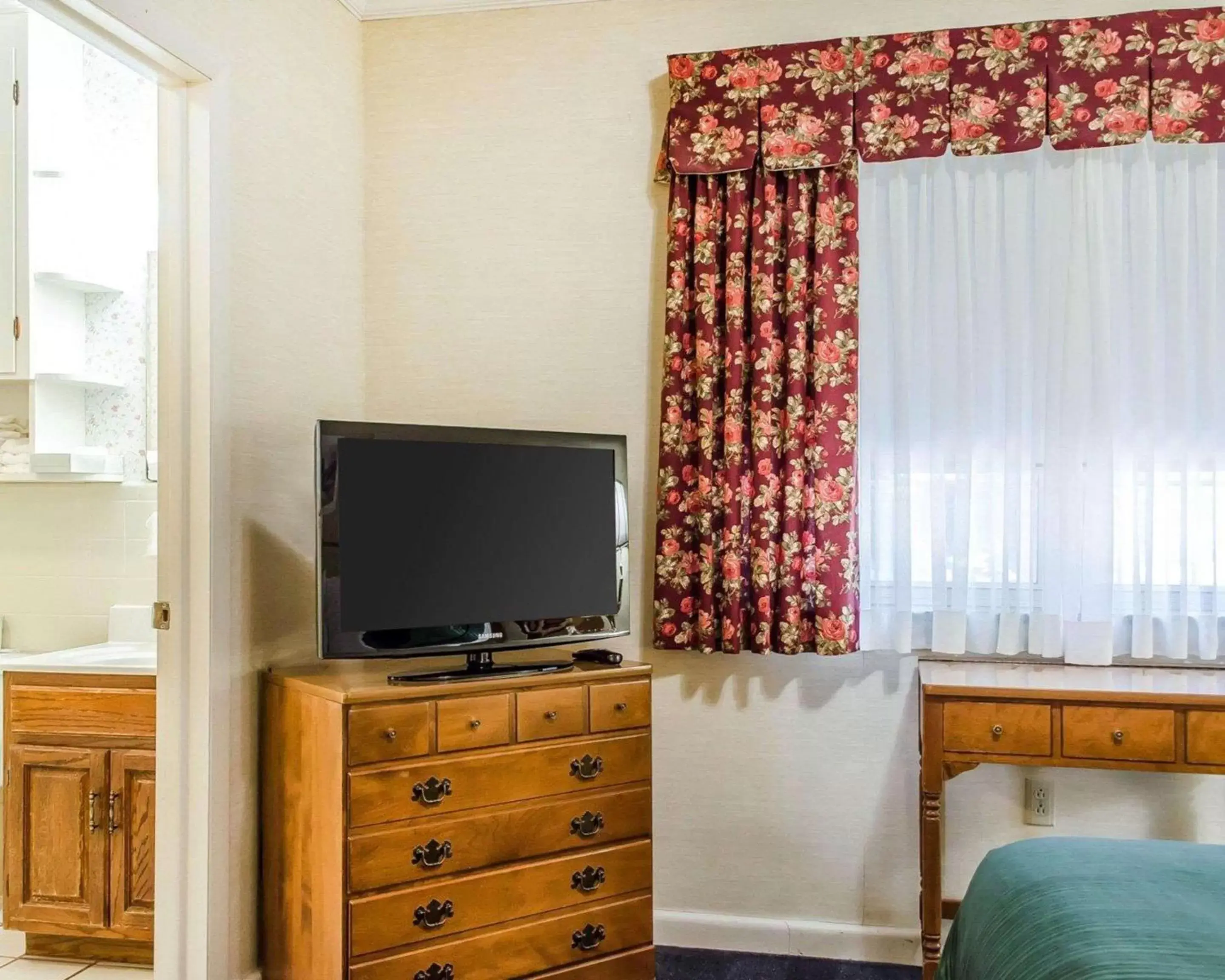 Bedroom, TV/Entertainment Center in Quality Inn Gettysburg Battlefield