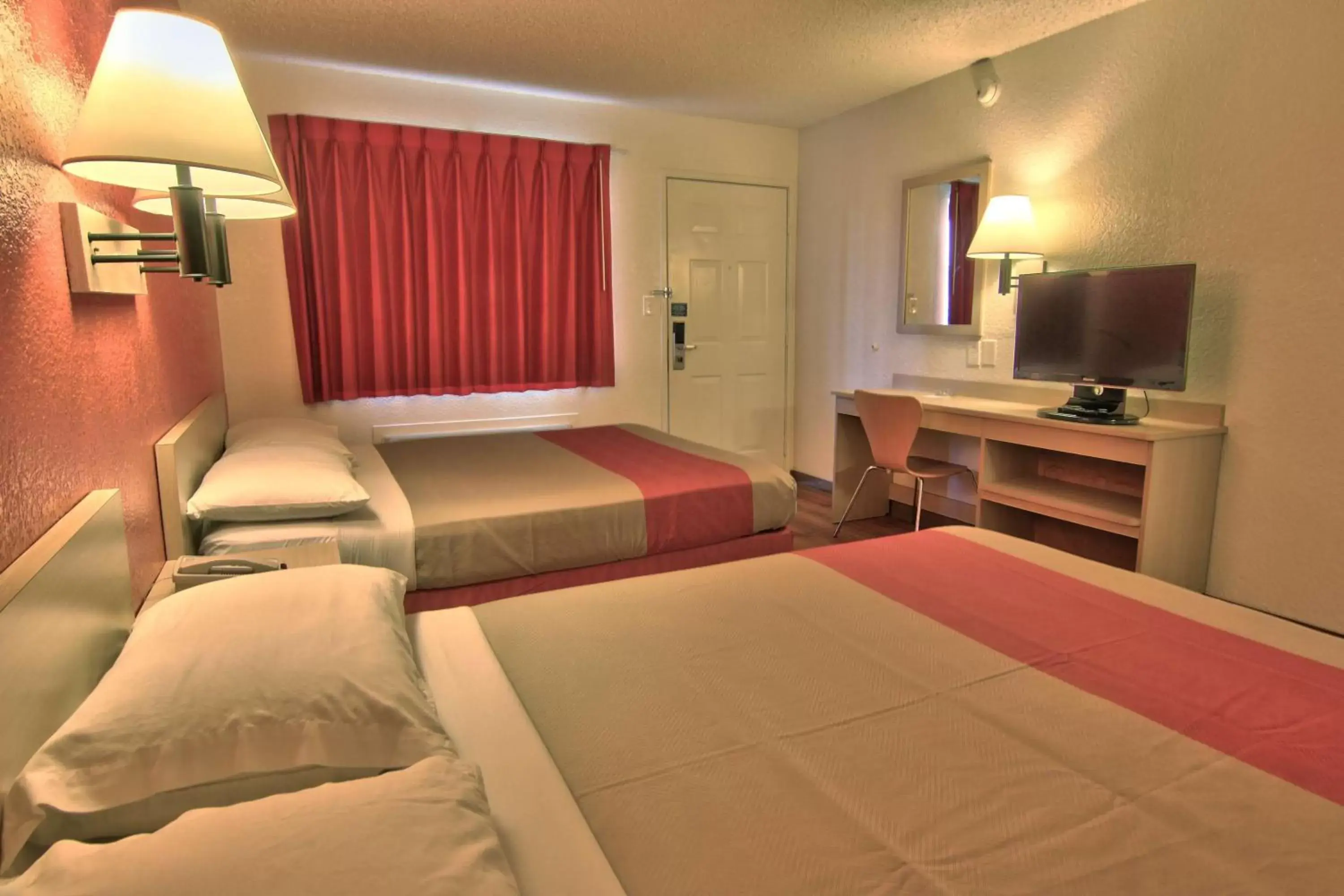 TV and multimedia, Bed in Motel 6-Sacramento, CA - Old Sacramento North