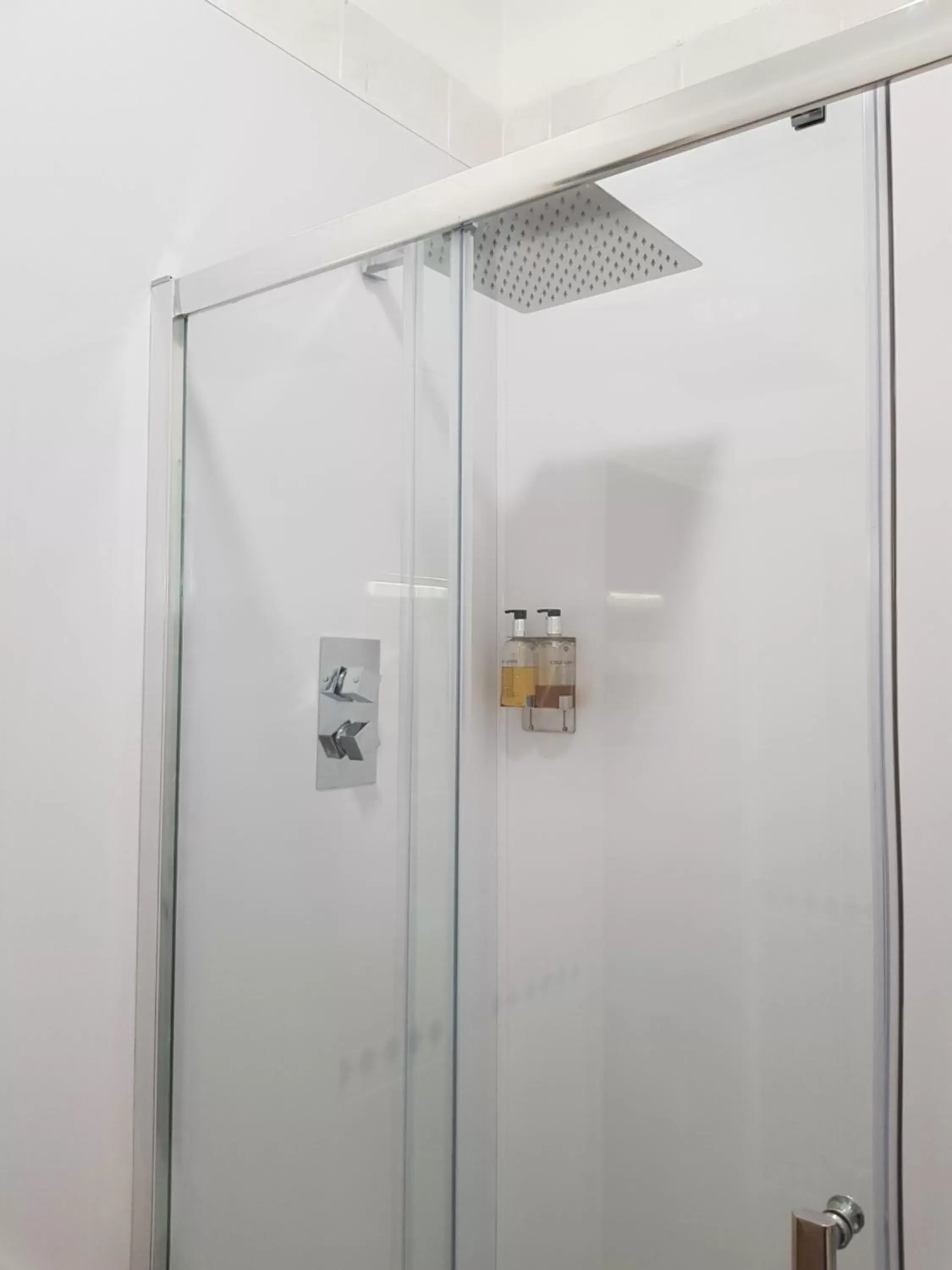 Shower, Bathroom in Aberdeen House Hotel