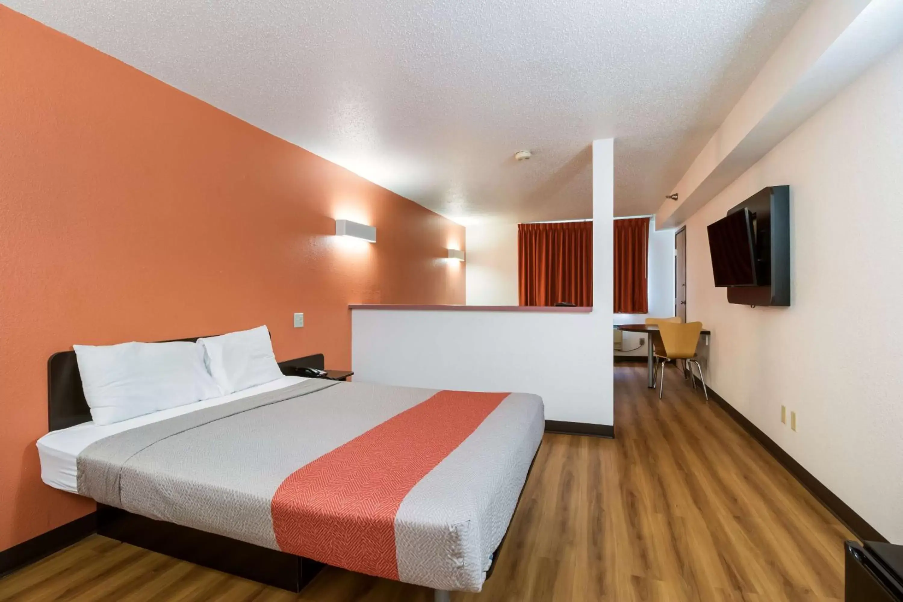 Photo of the whole room, Bed in Motel 6-Davenport, IA