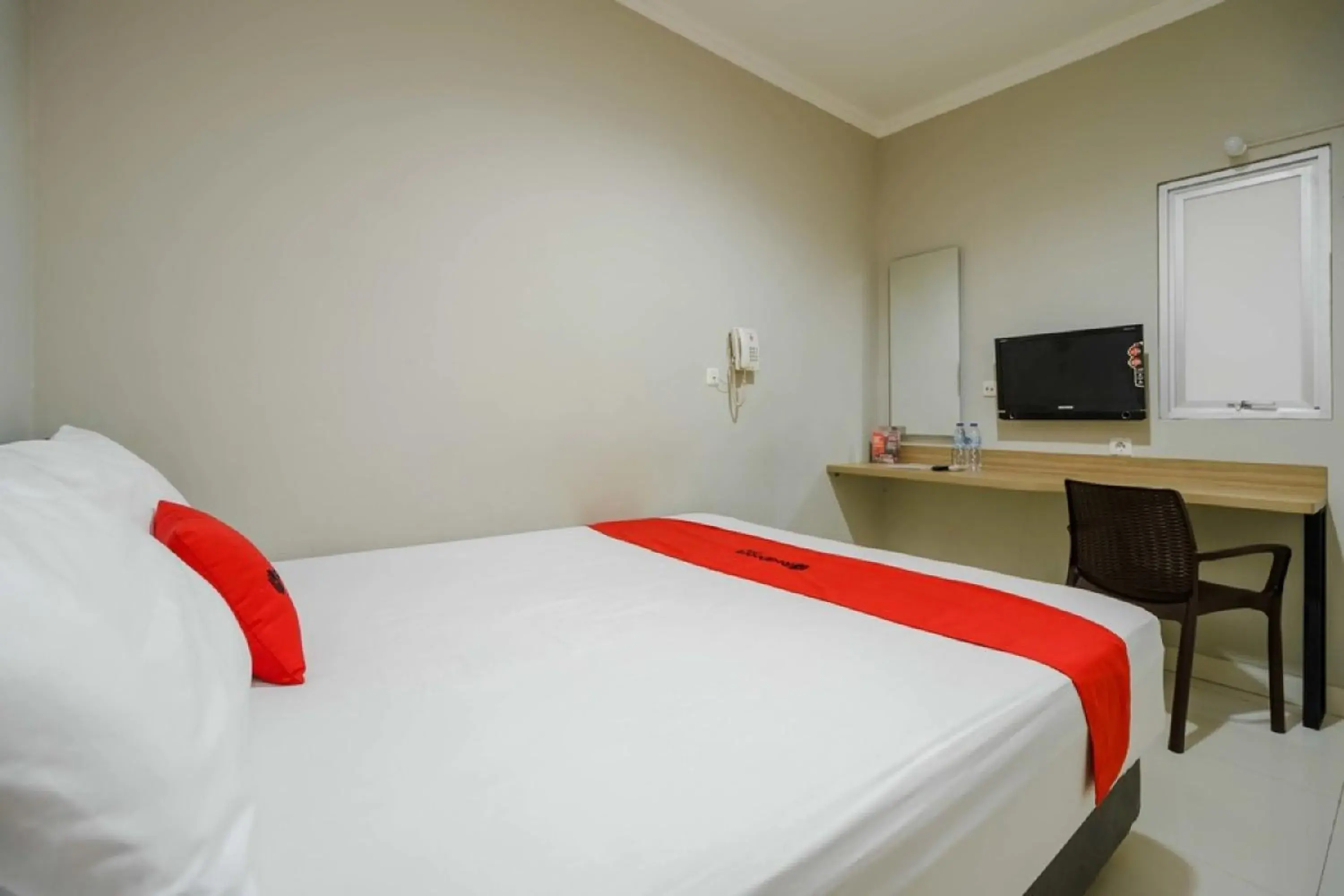 Bed in RedDoorz @ Mangga Besar 2 Bed in RedDoorz @ Mangga Besar 2