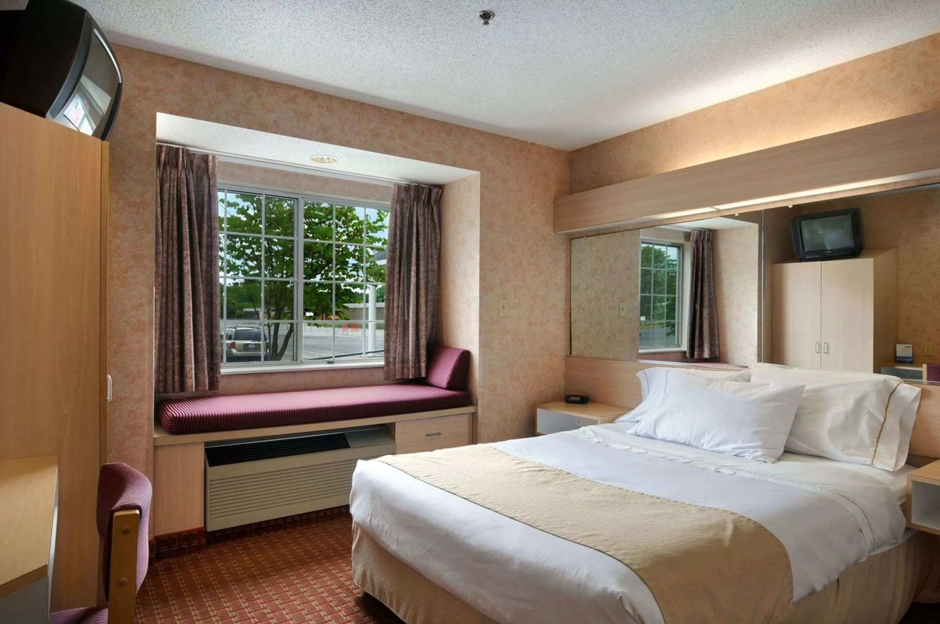 Photo of the whole room, Bed in Microtel Inn & Suites by Wyndham Syracuse Baldwinsville