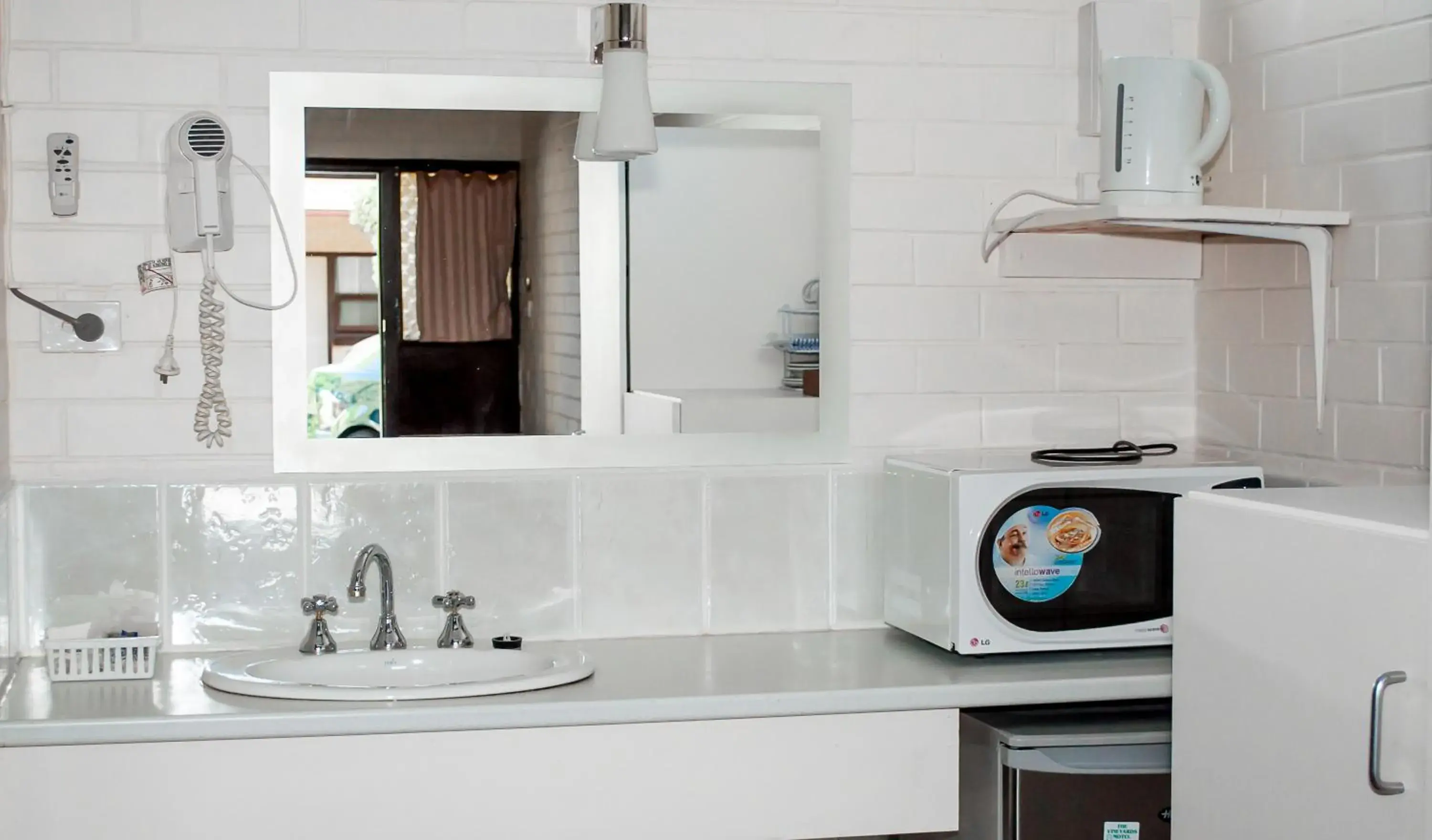 Kitchen or kitchenette, Bathroom in Angaston Vineyards Motel