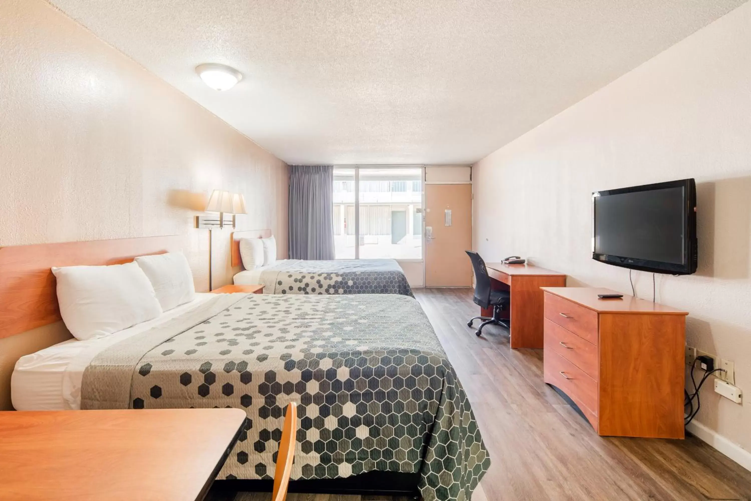 Photo of the whole room, Bed in Econo Lodge Inn & Suites Near Bricktown