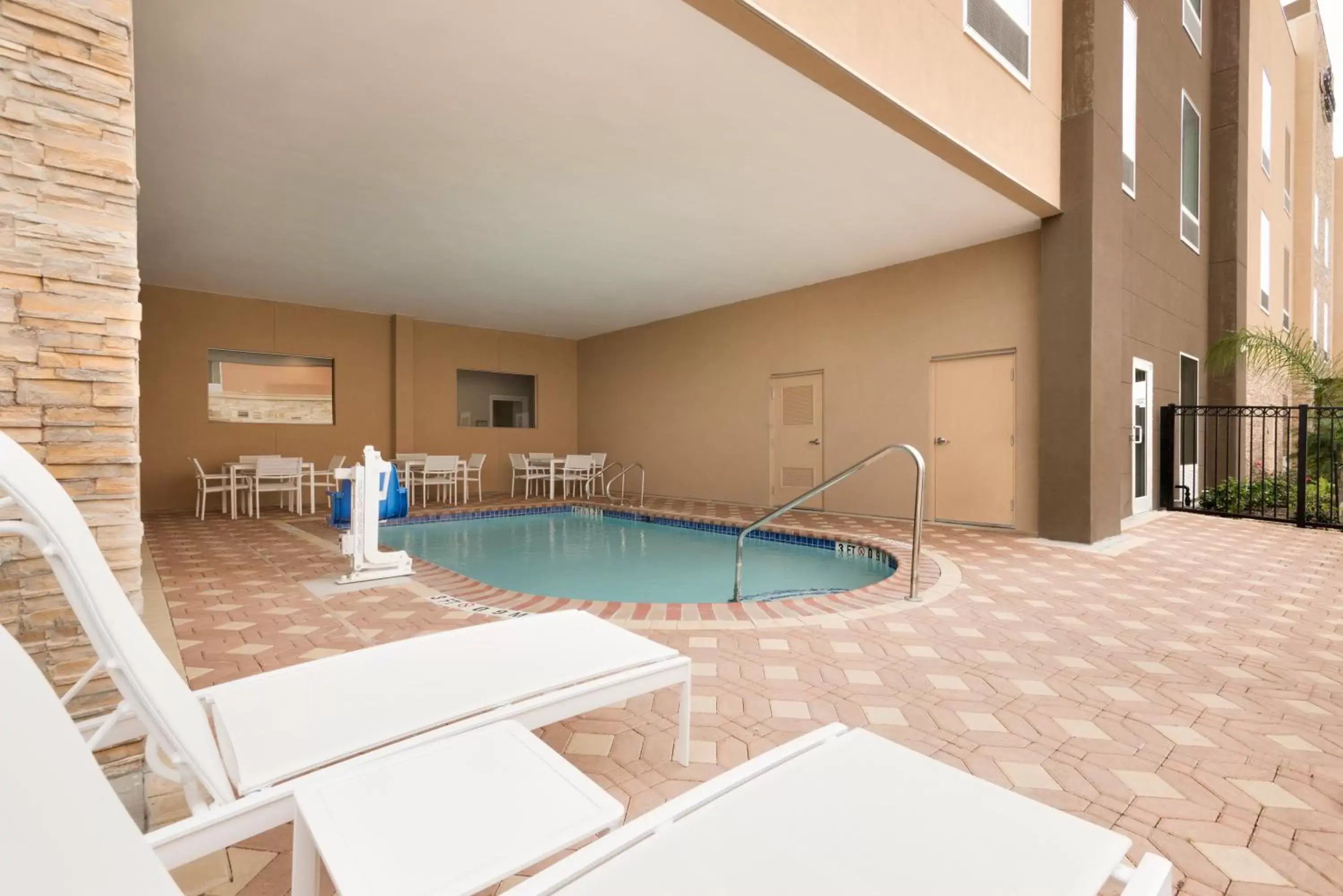 Swimming Pool in Country Inn & Suites by Radisson, Katy (Houston West), TX