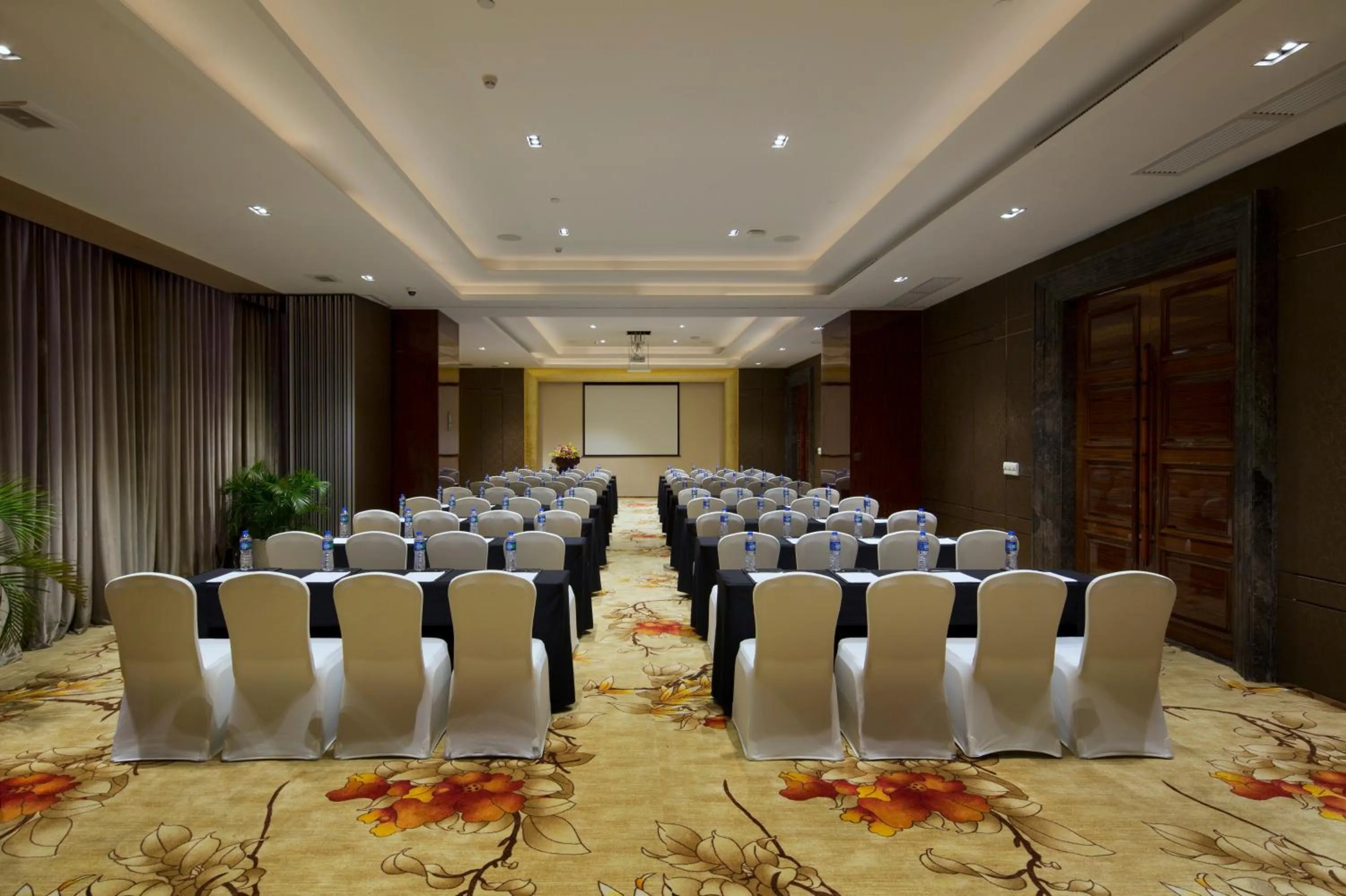 Honder International Hotel - Free shuttle bus between hotel and exhibition center during Canton Fair period