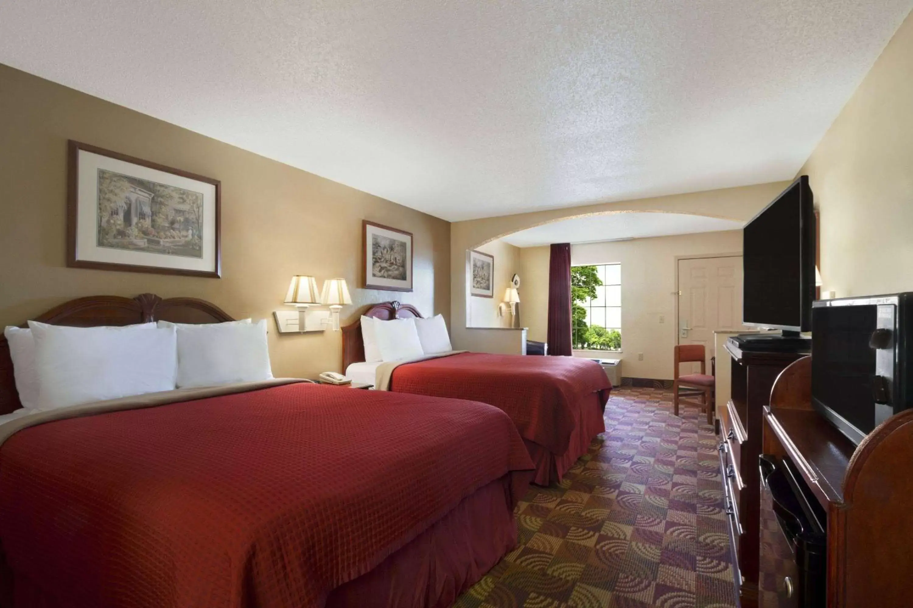 Photo of the whole room in Days Inn & Suites by Wyndham Tuscaloosa - Univ. of Alabama