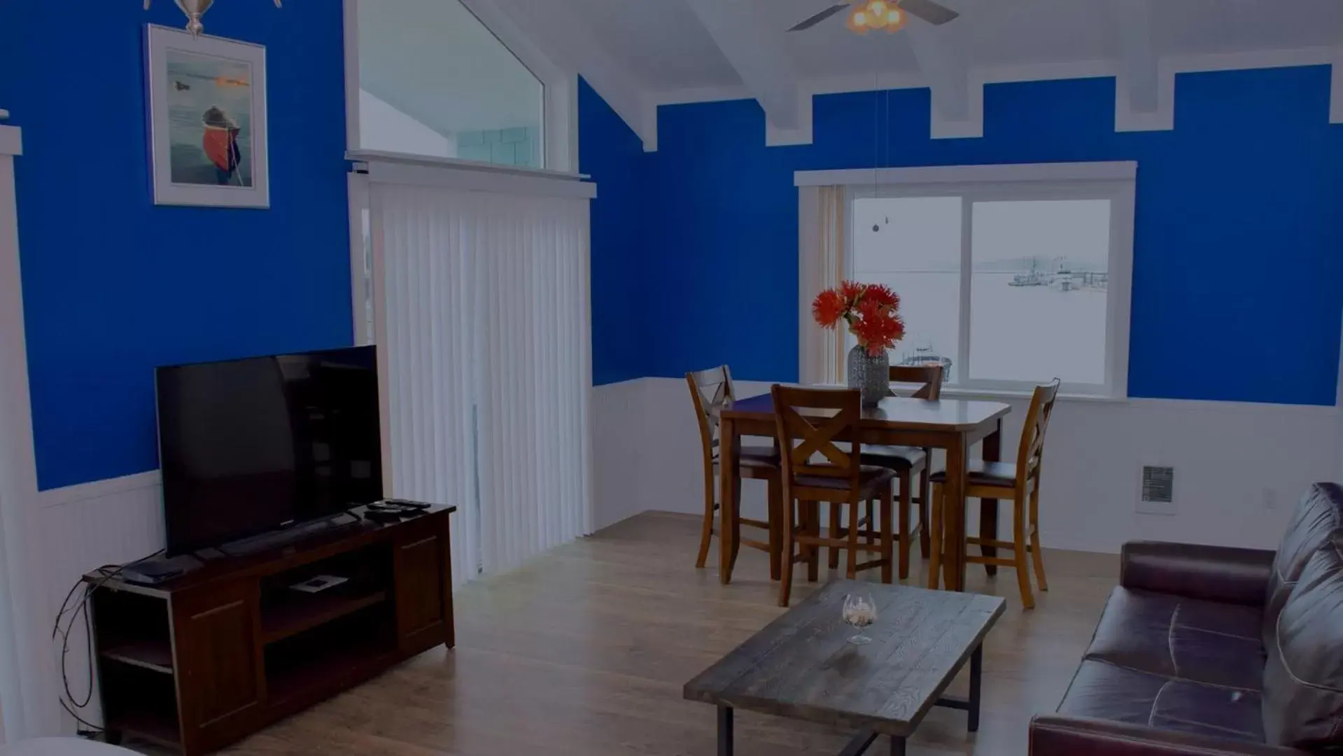 Dining Area in Longliner Lodge and Suites