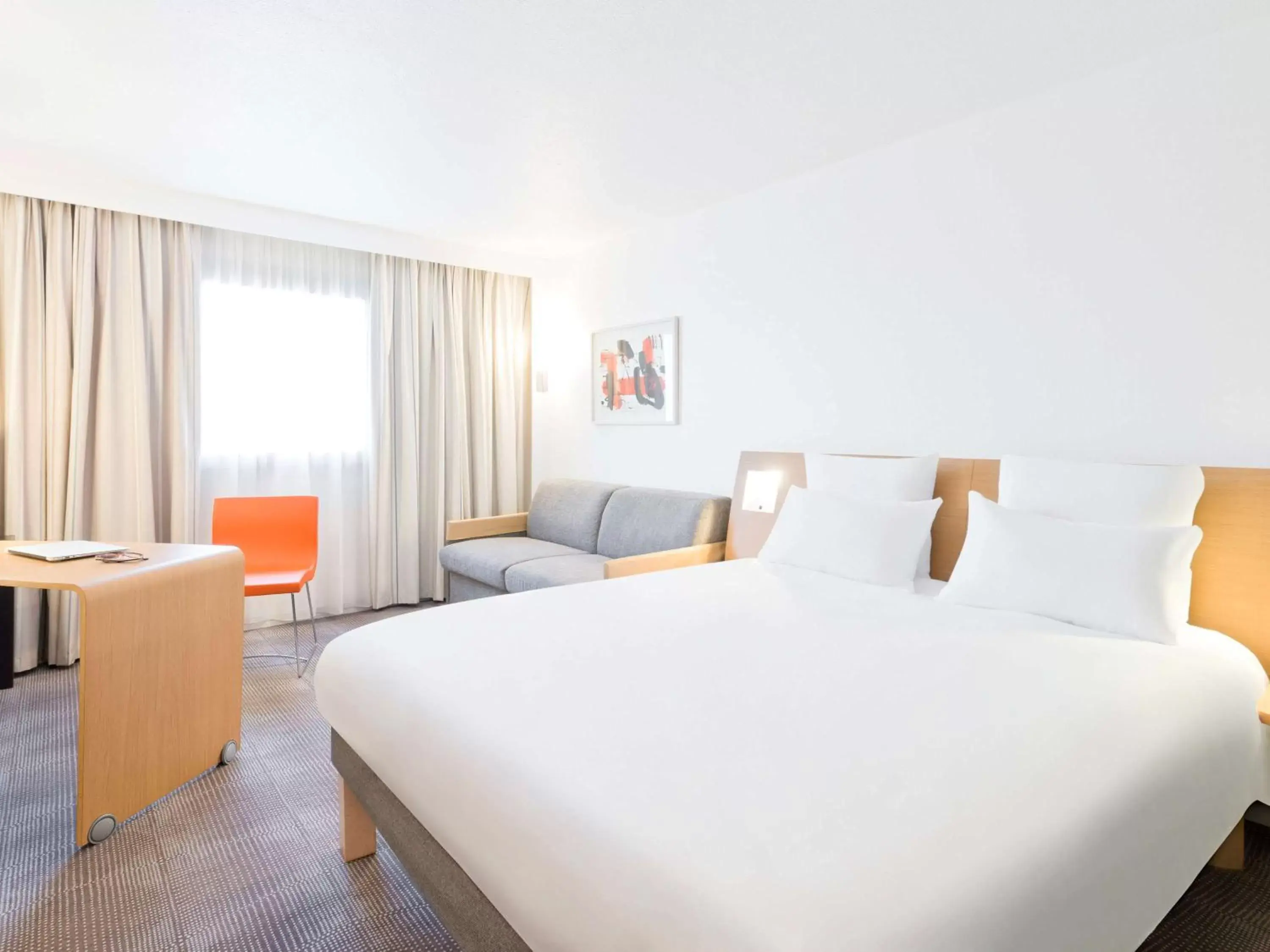 Photo of the whole room, Bed in Novotel Bordeaux Mérignac