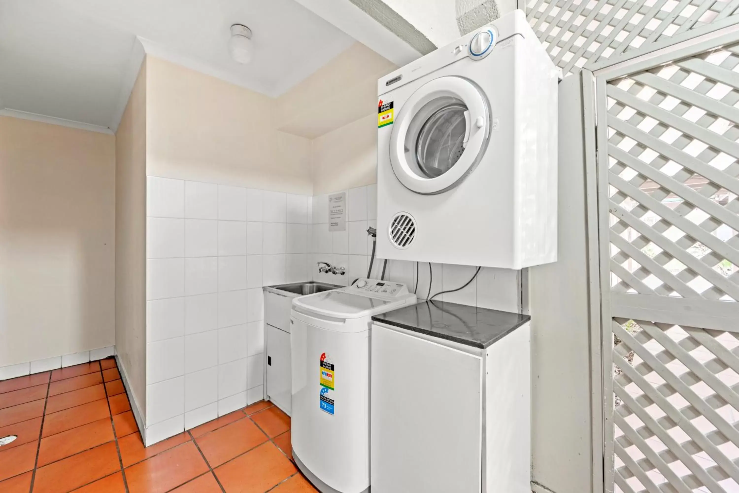 laundry, Kitchen/Kitchenette in Koala Court Holiday Apartments