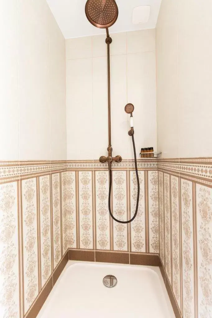 Shower, Bathroom in Logis du Parvis ***Face Cathédrale/in front of the Cathedral***