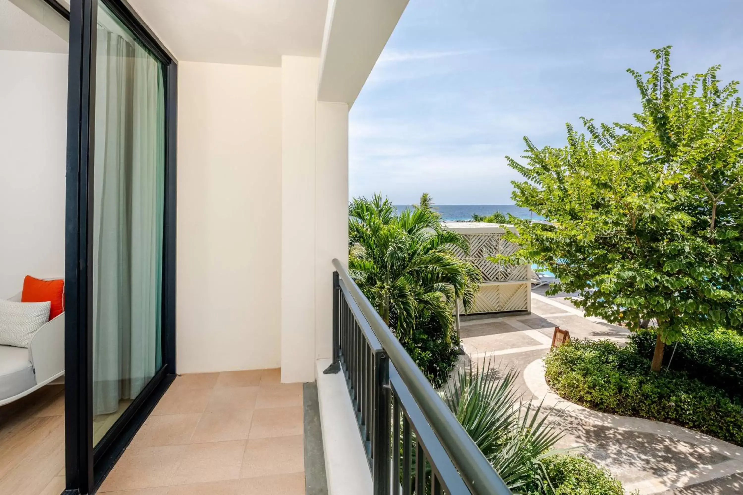 Photo of the whole room, Balcony/Terrace in Curaçao Marriott Beach Resort