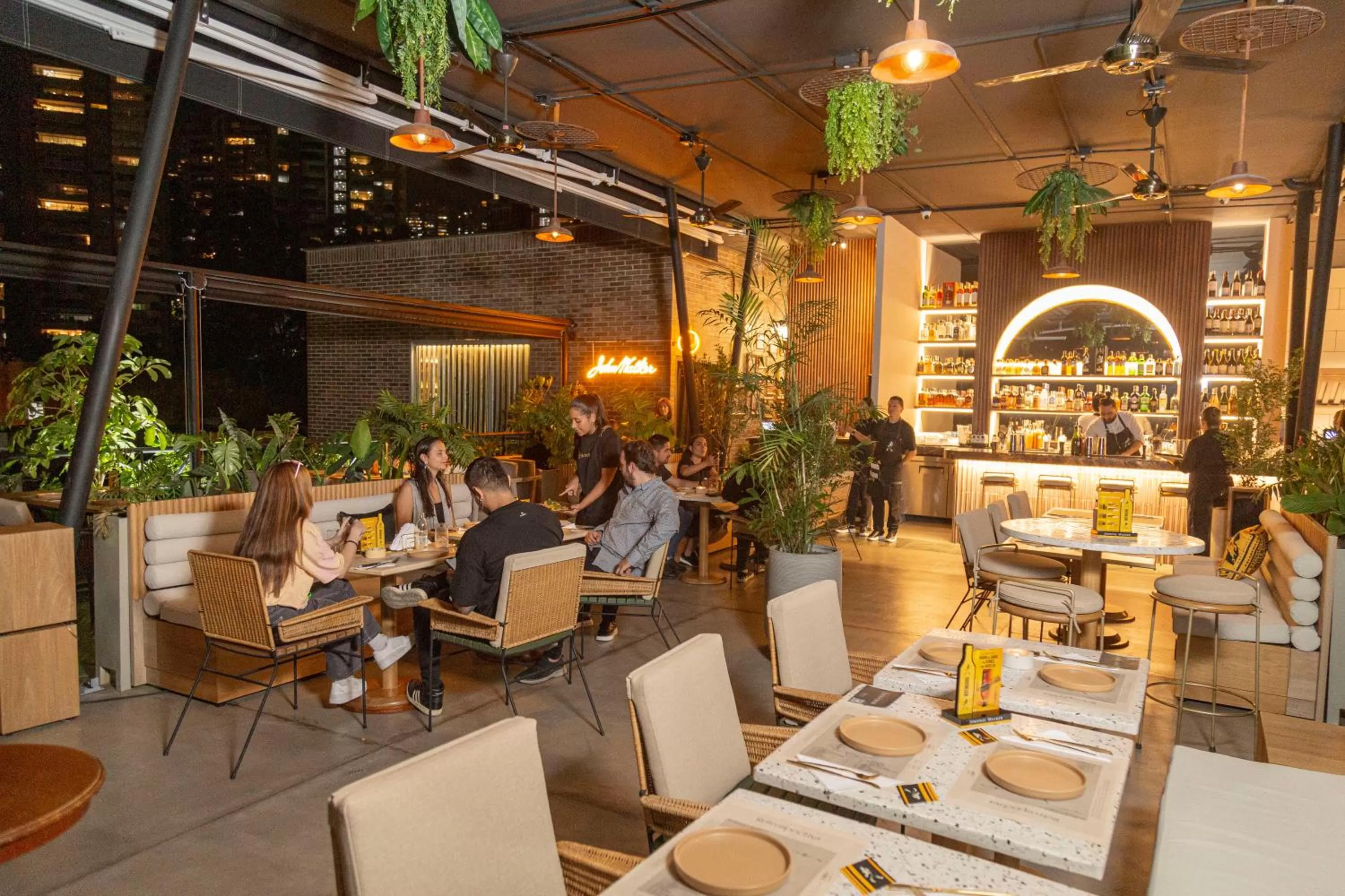 Restaurant/places to eat in 1616 Hotel