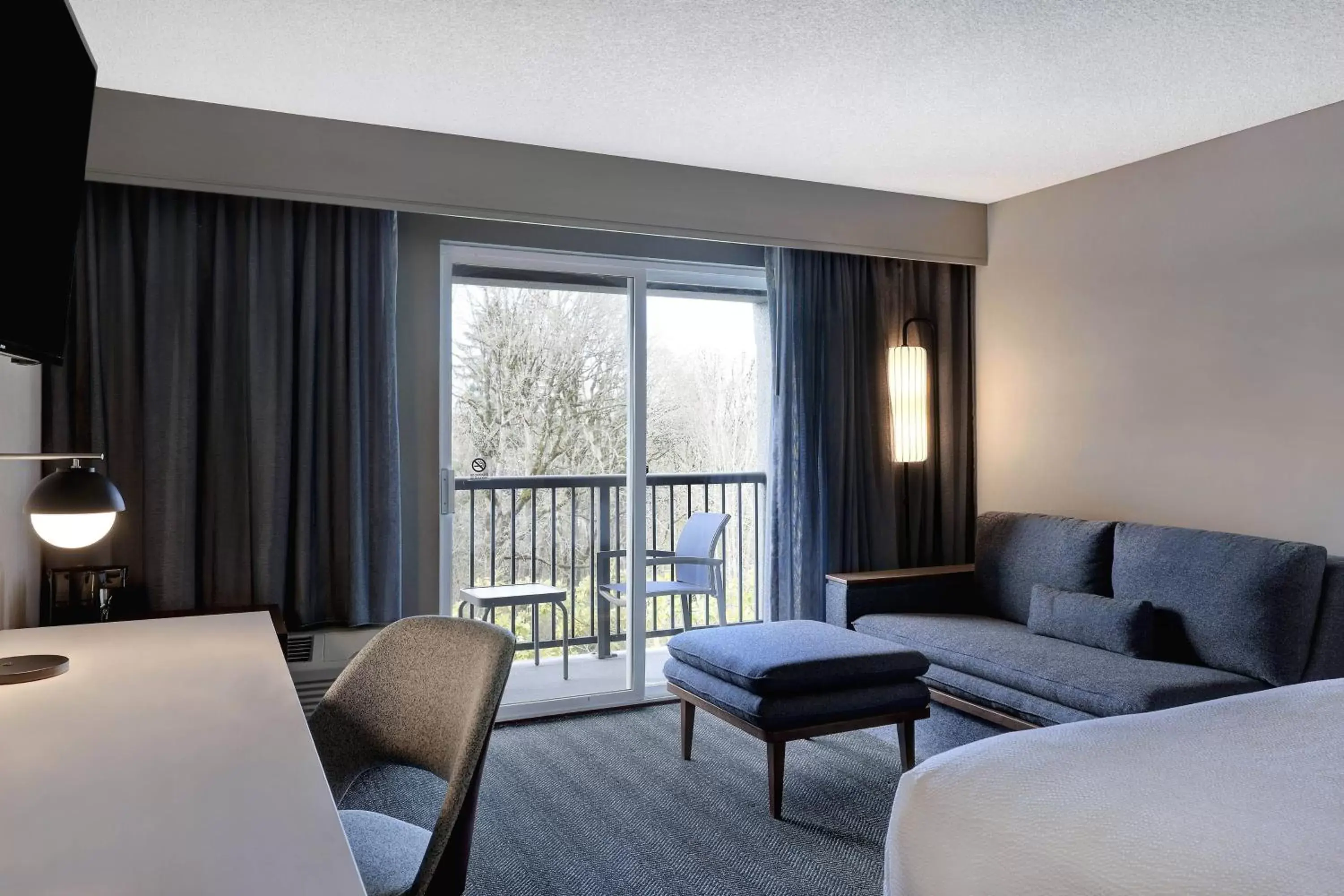 Photo of the whole room, Seating Area in Courtyard by Marriott Portland Southeast/Clackamas