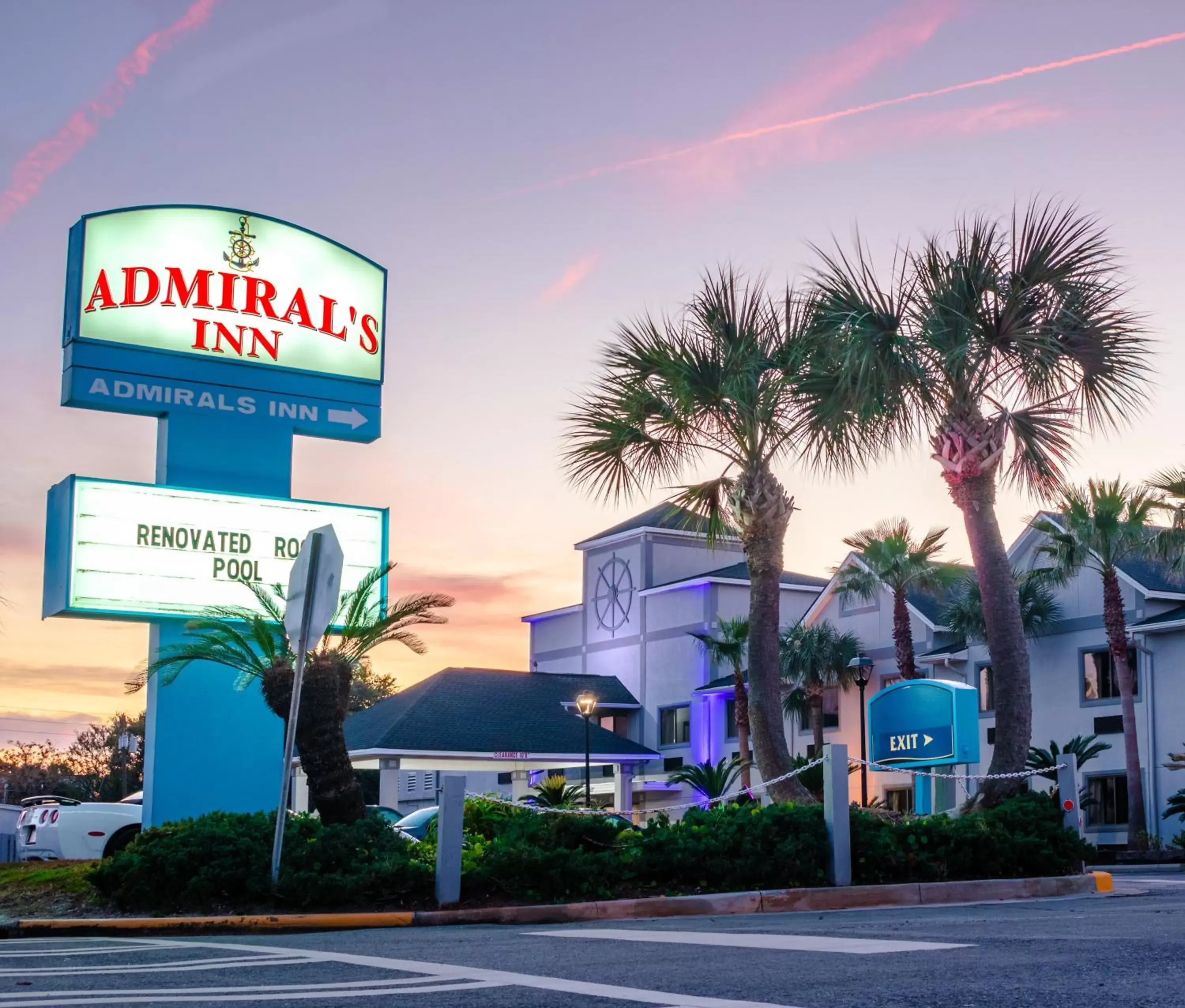 Facade/entrance, Property Building in Admiral's Inn on Tybee Island