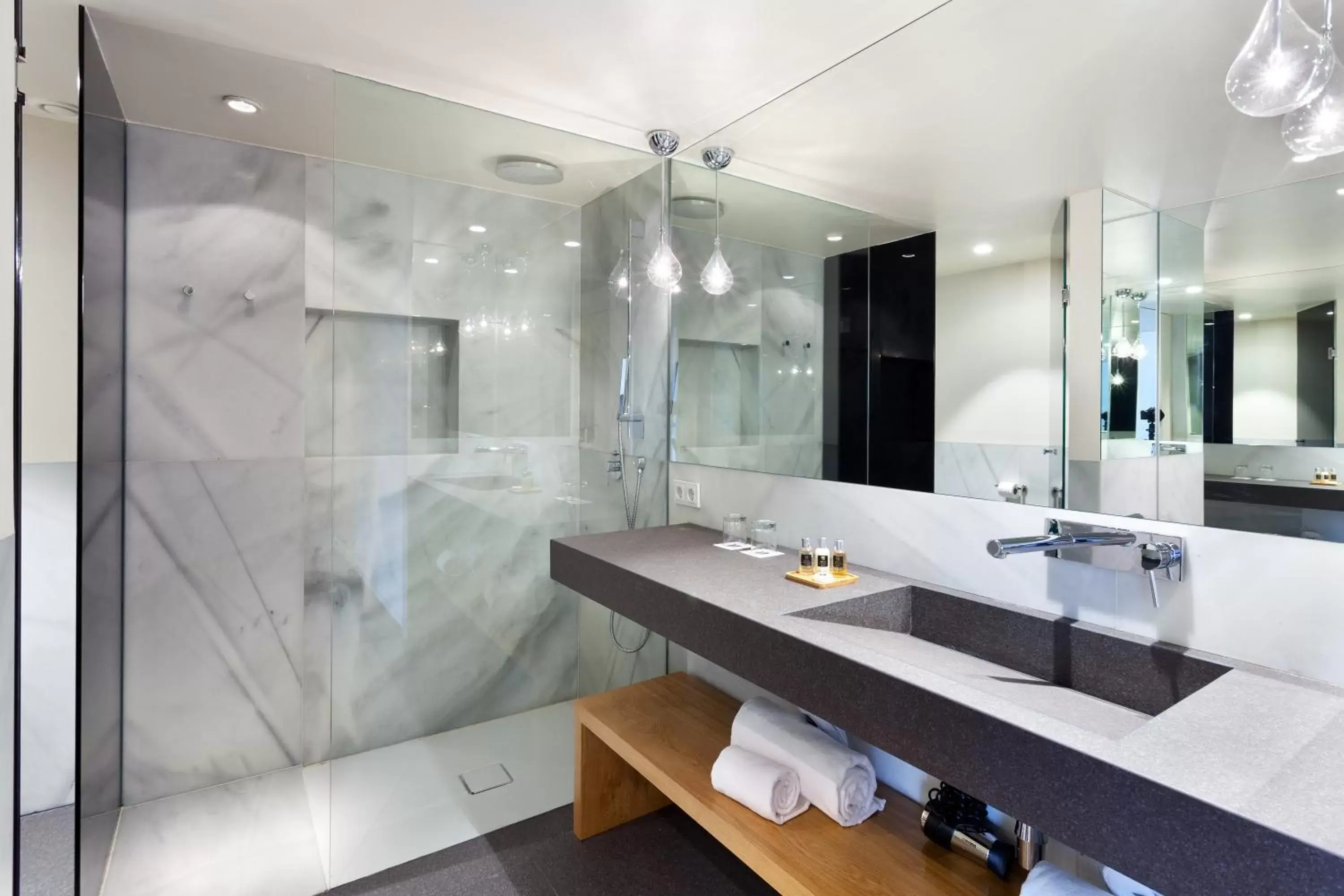 Shower, Bathroom in Hotel Royal Passeig de Gracia