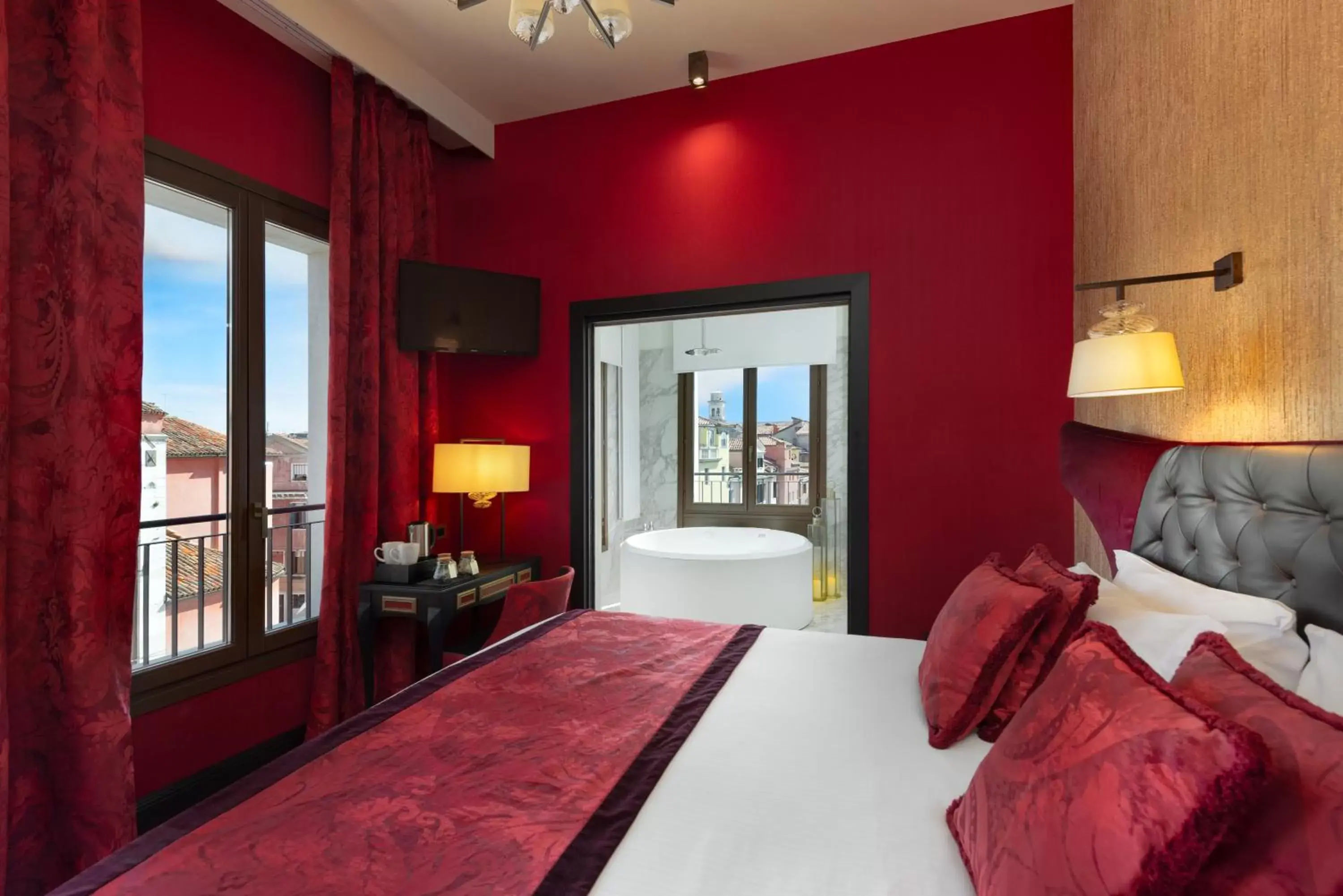 Bed in Palazzo Veneziano - Venice Collection