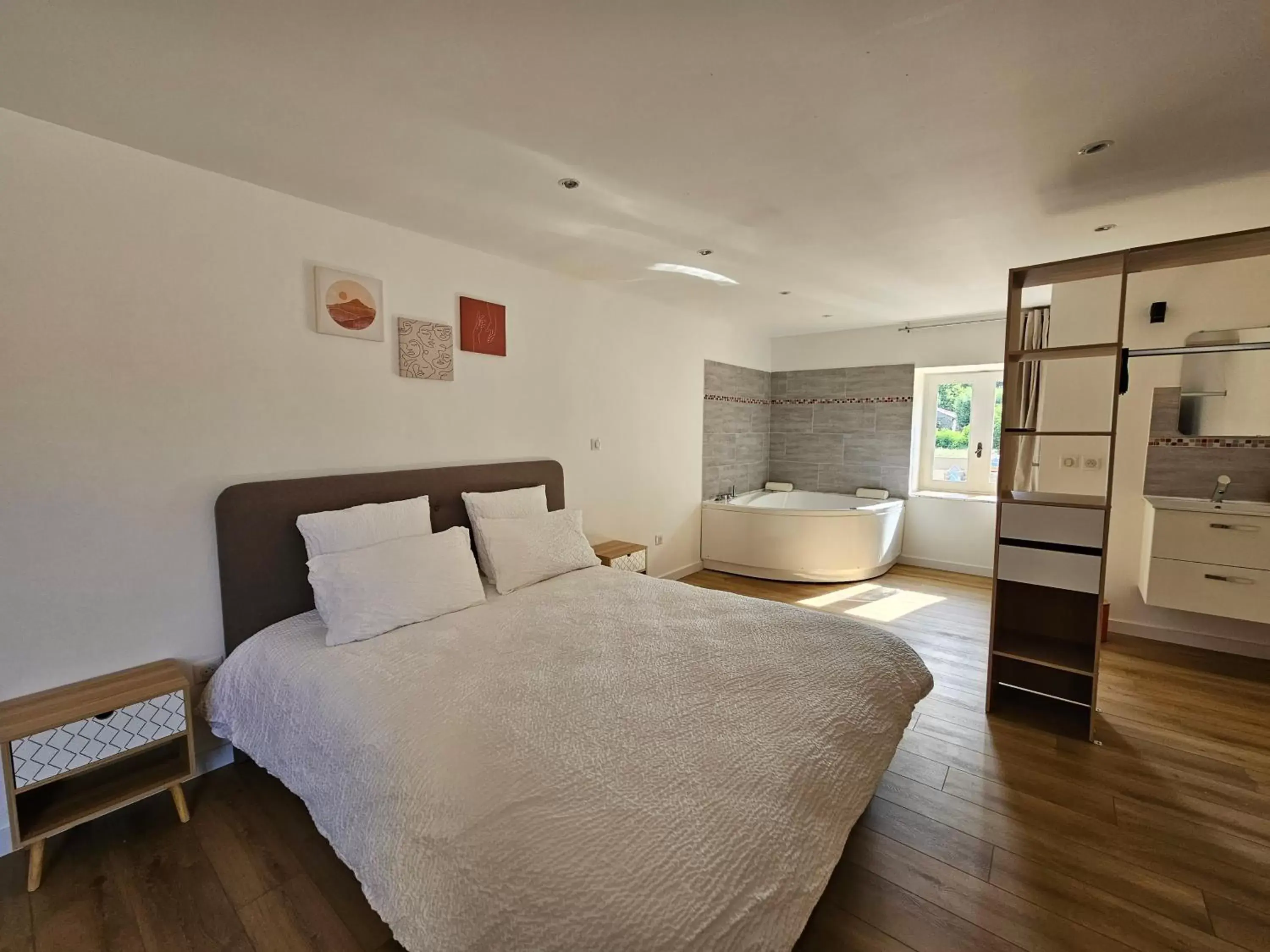 Double Room with Spa Bath in Rue des Tilleuls Double Room with Spa Bath in Rue des Tilleuls