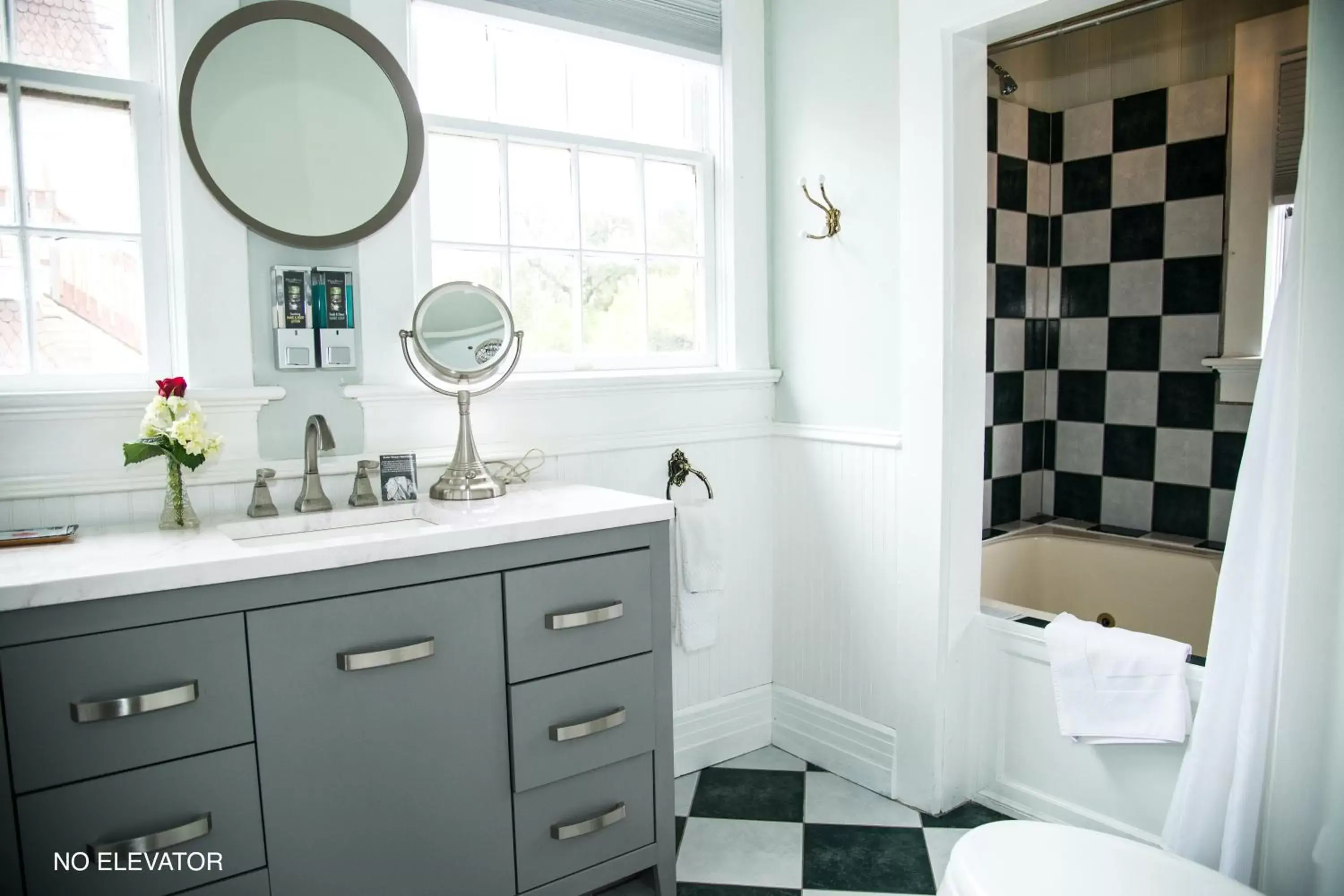 Bathroom in Cedar Gables Inn