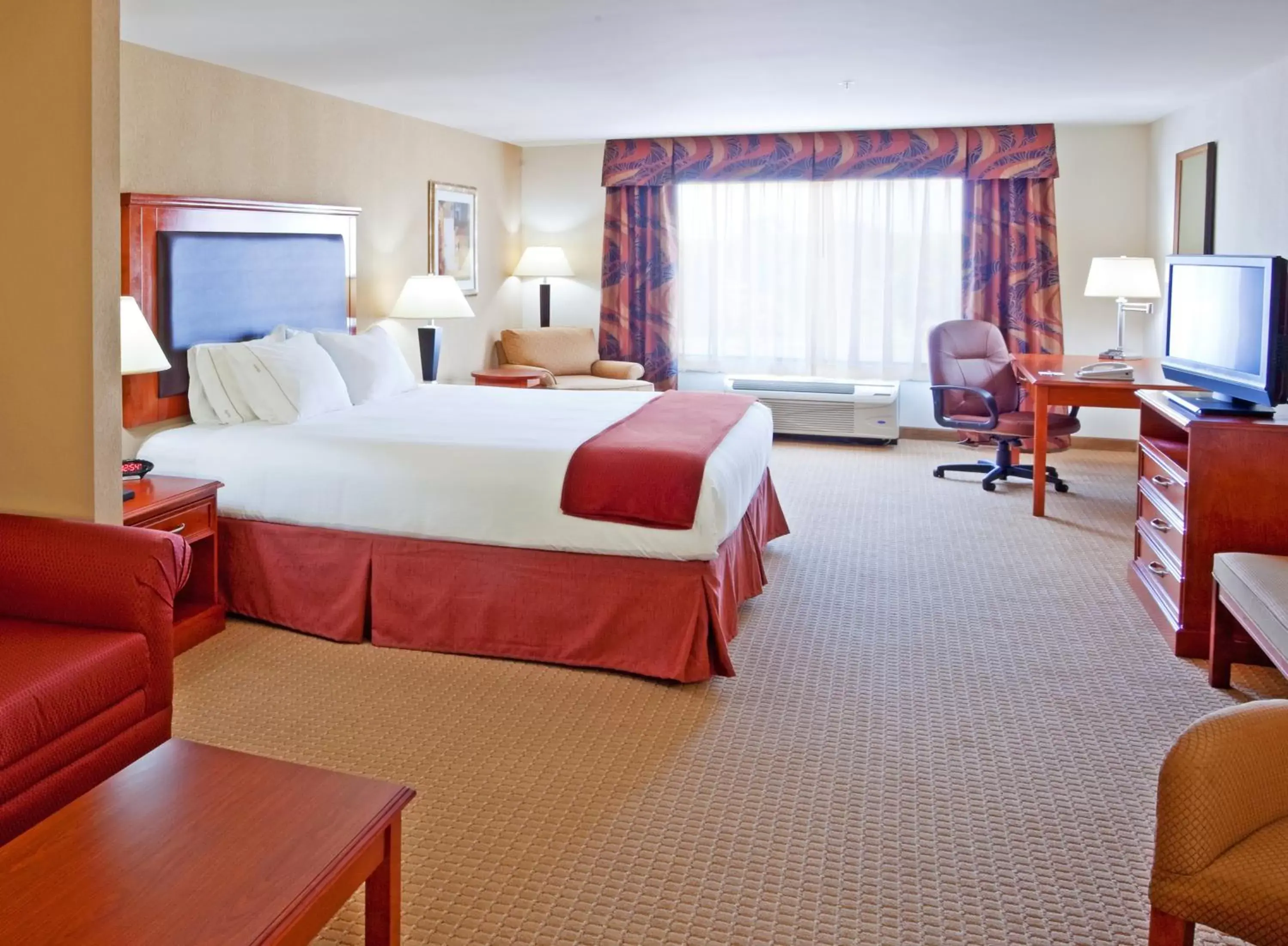 Bedroom in Holiday Inn Express & Suites Albany Airport Area - Latham, an IHG Hotel