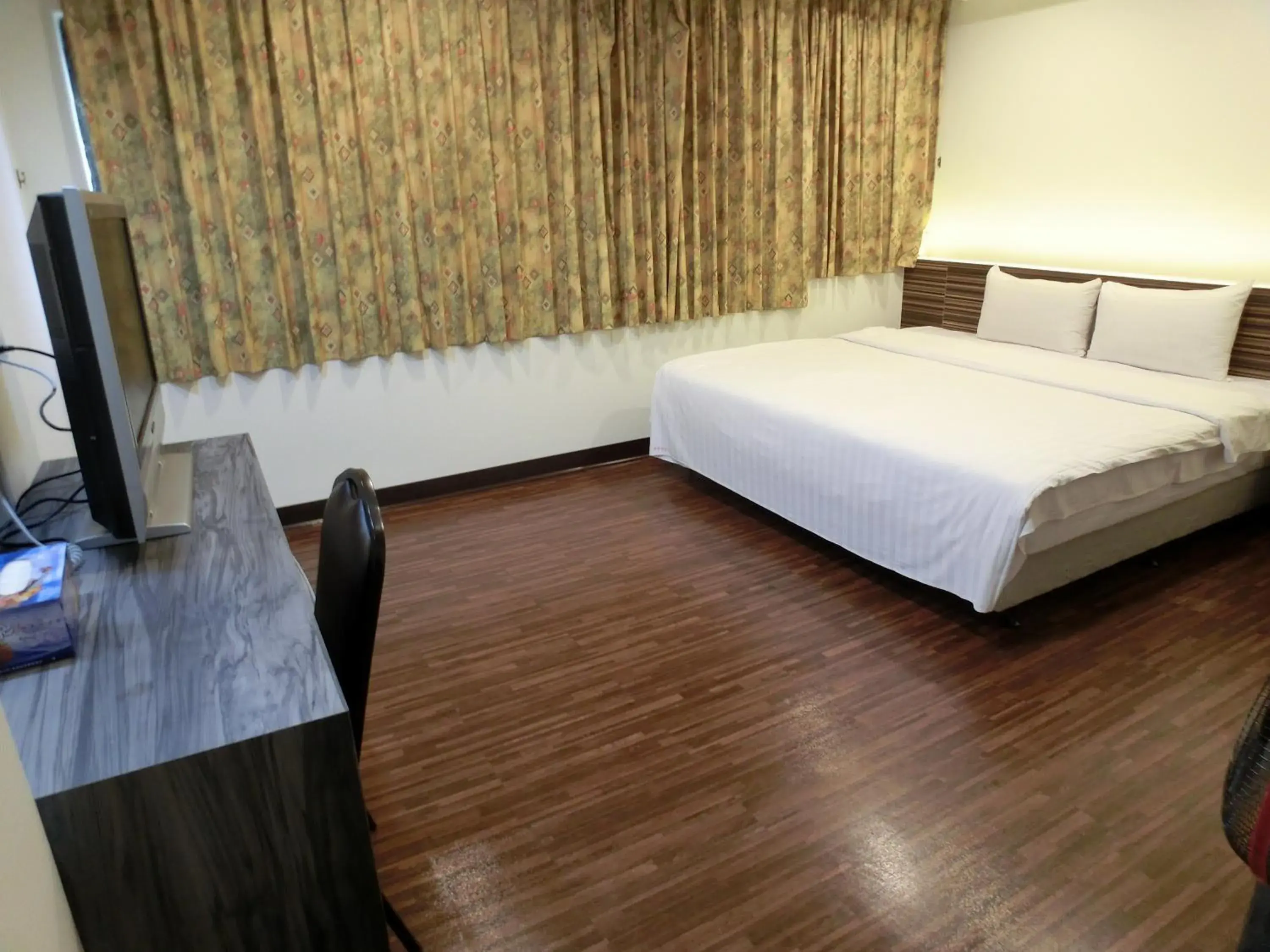 Photo of the whole room, Bed in Lotus Yuan Business Hotel