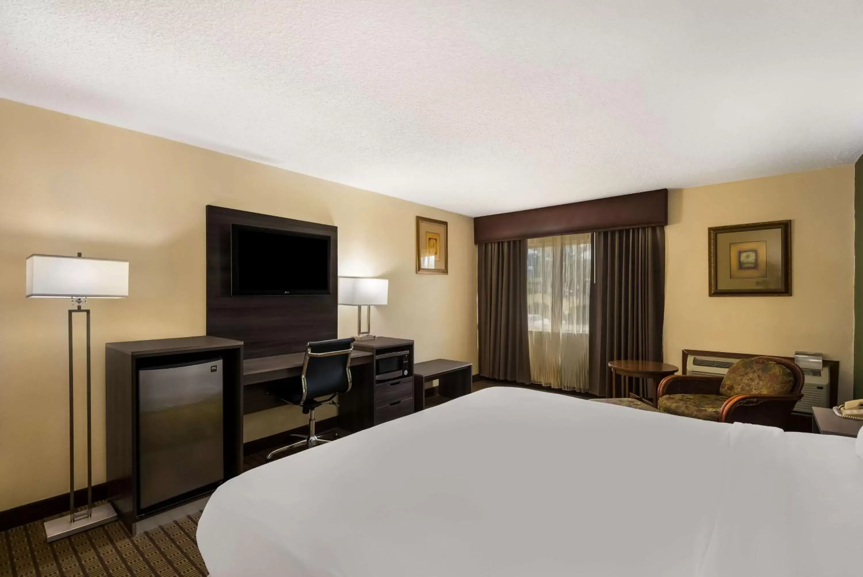 Bedroom, TV/Entertainment Center in Best Western Prairie Inn & Conference Center