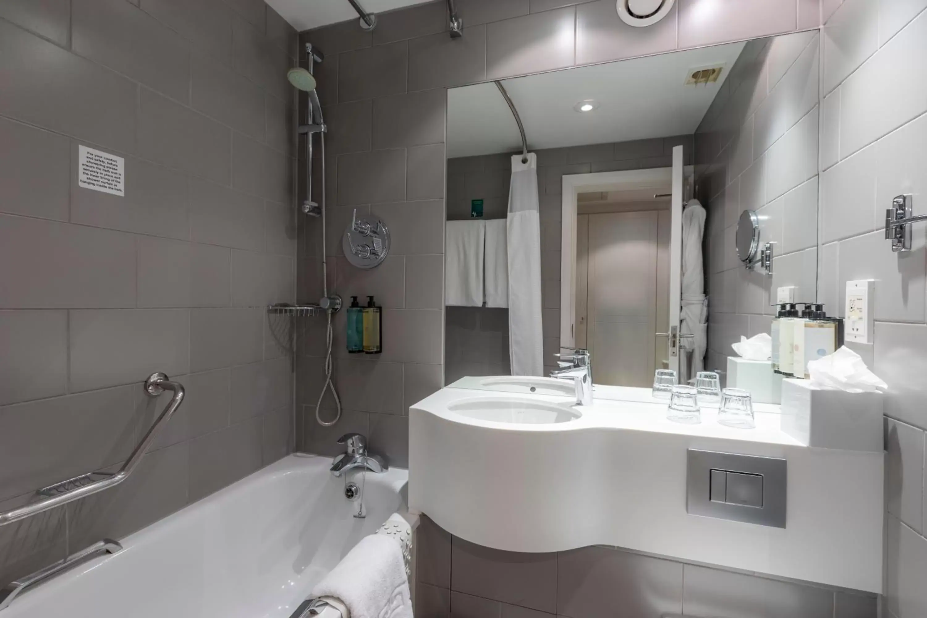 Bathroom in Holiday Inn London - Regent's Park, an IHG Hotel