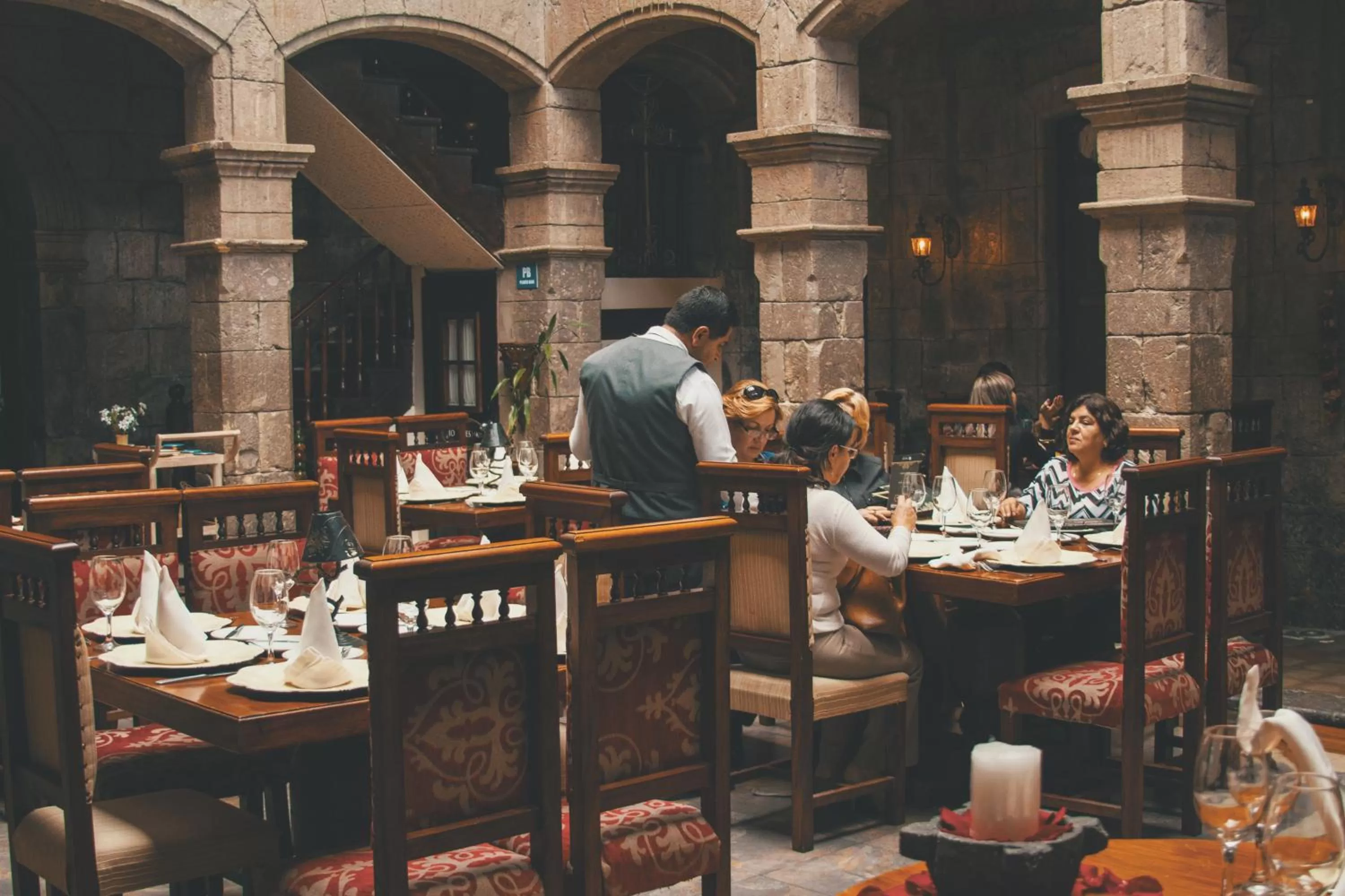 Restaurant/places to eat in Roka Plaza Hotel Boutique