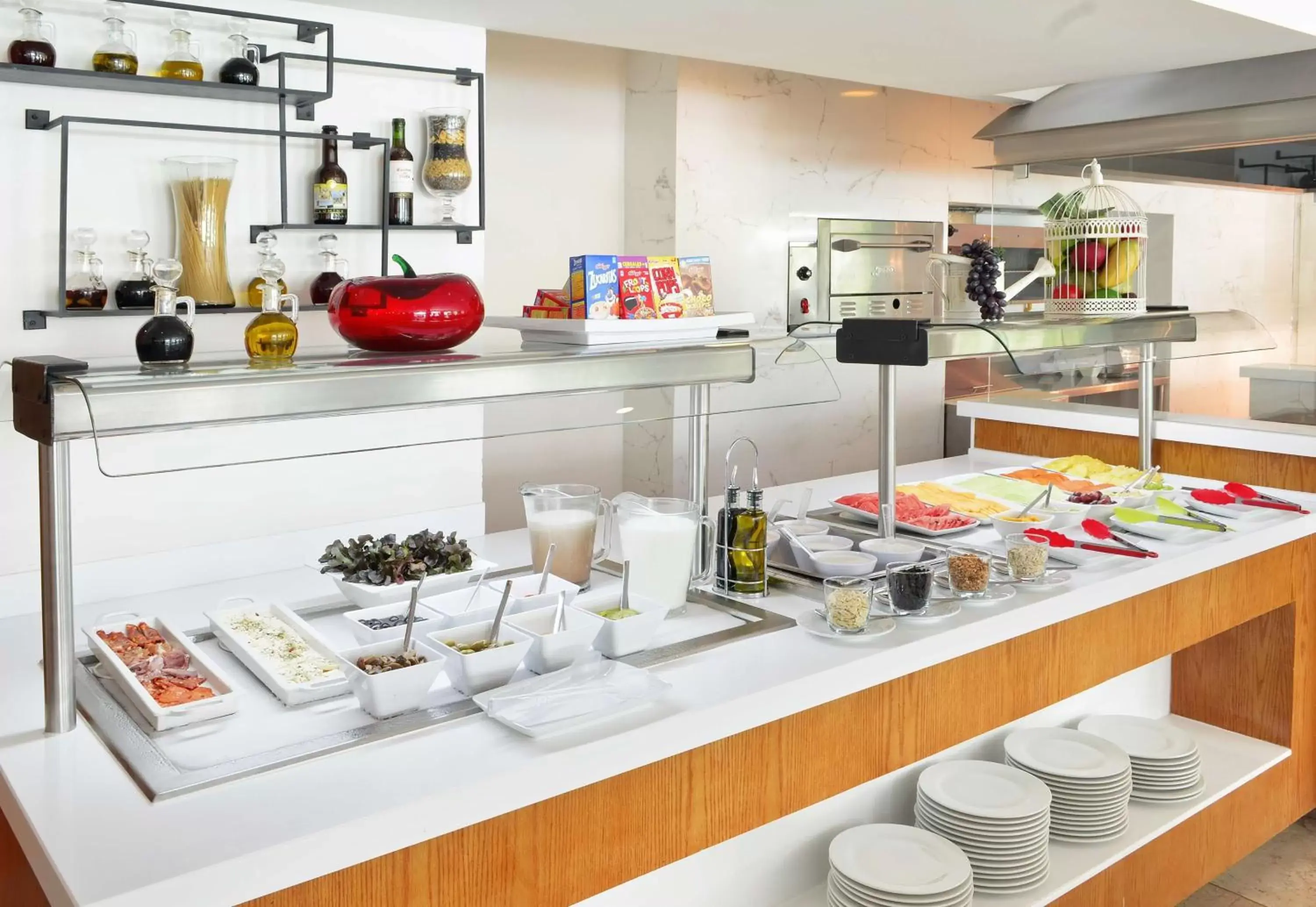 Restaurant/places to eat, Kitchen/Kitchenette in Radisson Poliforum Plaza Hotel Leon