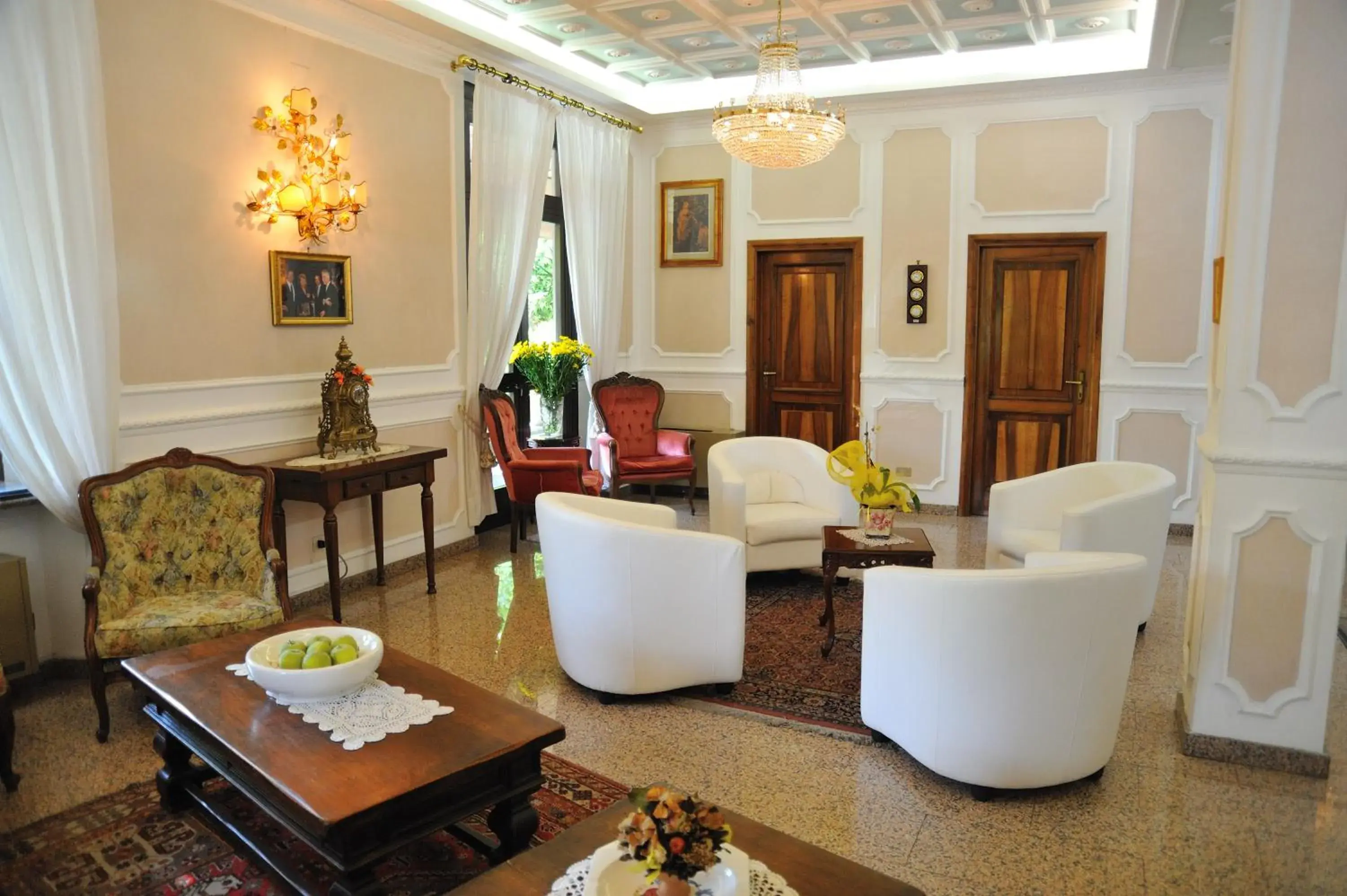 Communal lounge/ TV room in Hotel Savona