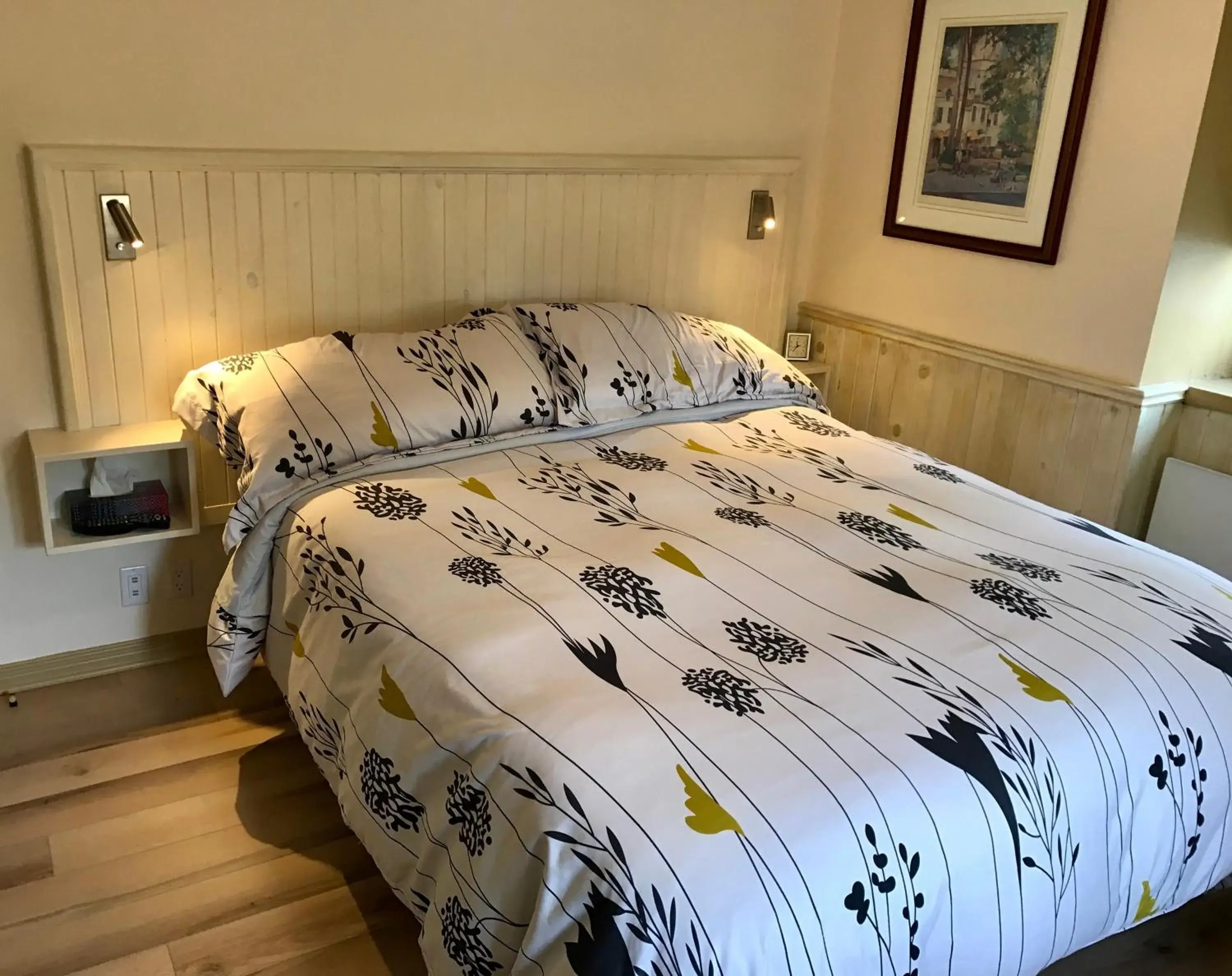 Bed in Auberge du Sault-à-la-Puce